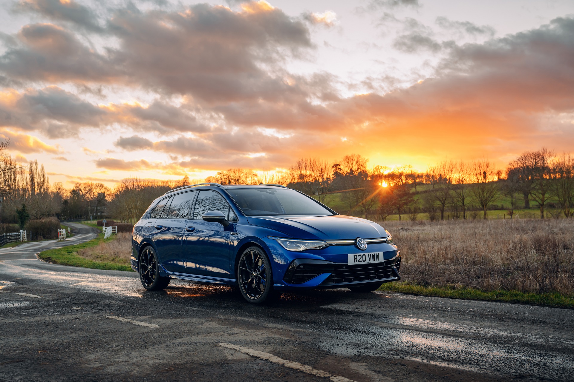 Download 2022 Volkswagen Golf R Estate - UK version - Front Three-Quarter HD Wallpaper 1921x1280 #21