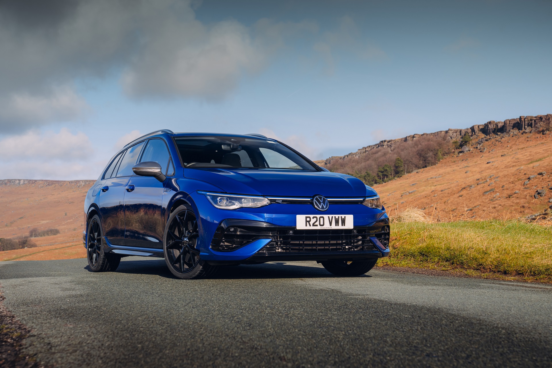 Download 2022 Volkswagen Golf R Estate - UK version - Front Three-Quarter HD Wallpaper 1921x1280 #14