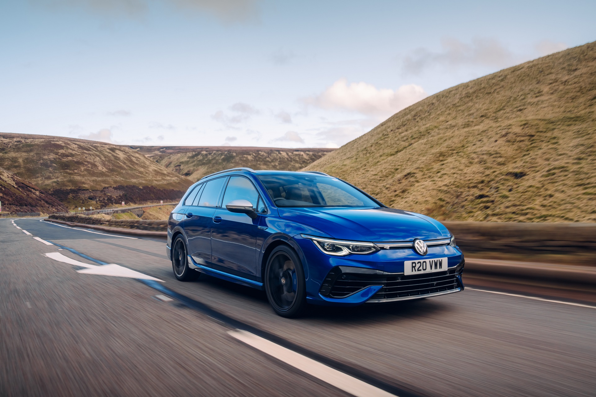 Download 2022 Volkswagen Golf R Estate - UK version - Front Three-Quarter HD Wallpaper 1921x1280 #4