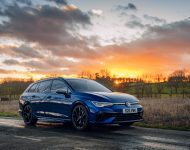 2022 Volkswagen Golf R Estate - UK version - Front Three-Quarter Wallpaper 190x150