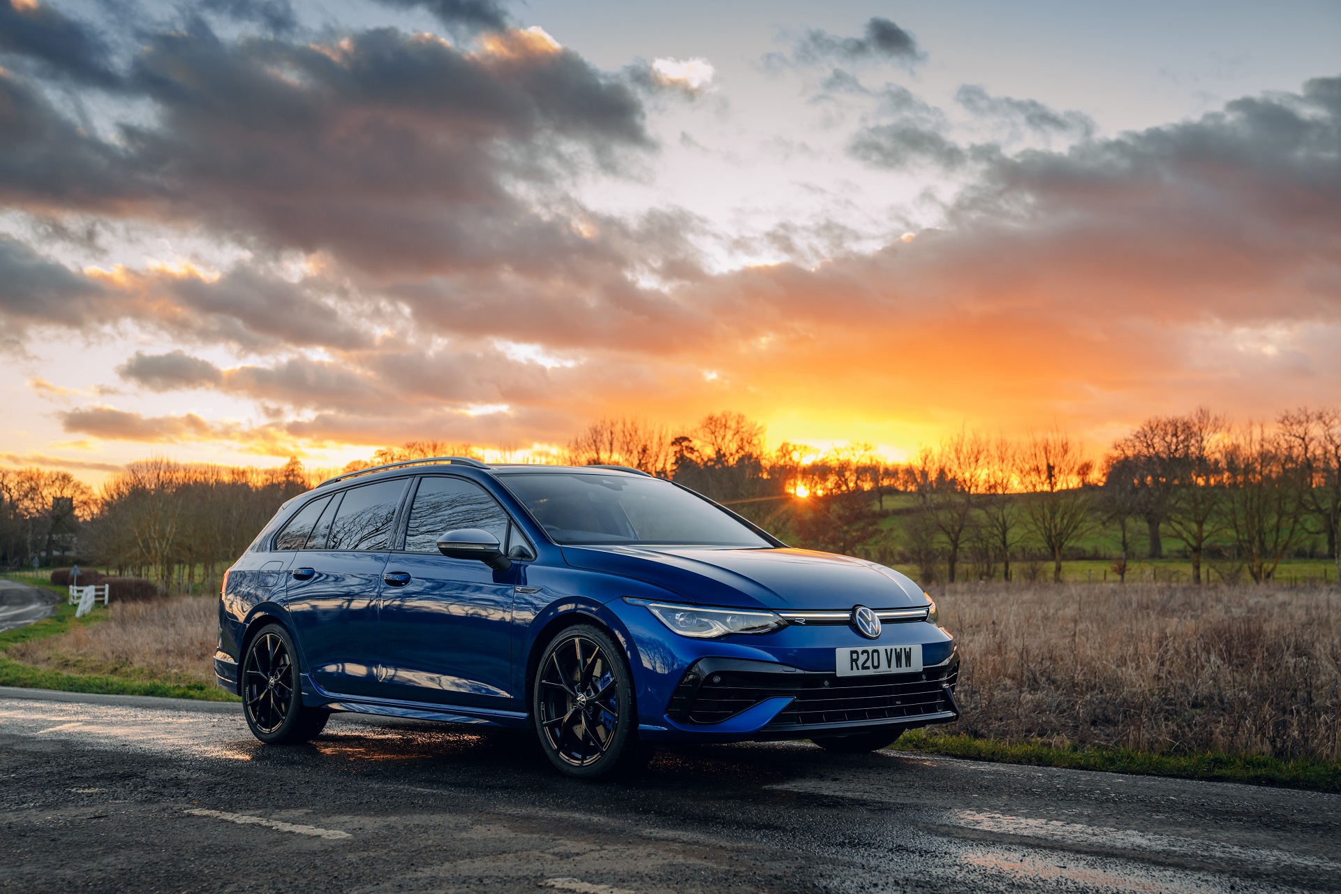 Download 2022 Volkswagen Golf R Estate - UK version - Front Three-Quarter HD Wallpaper 1921x1280 #23