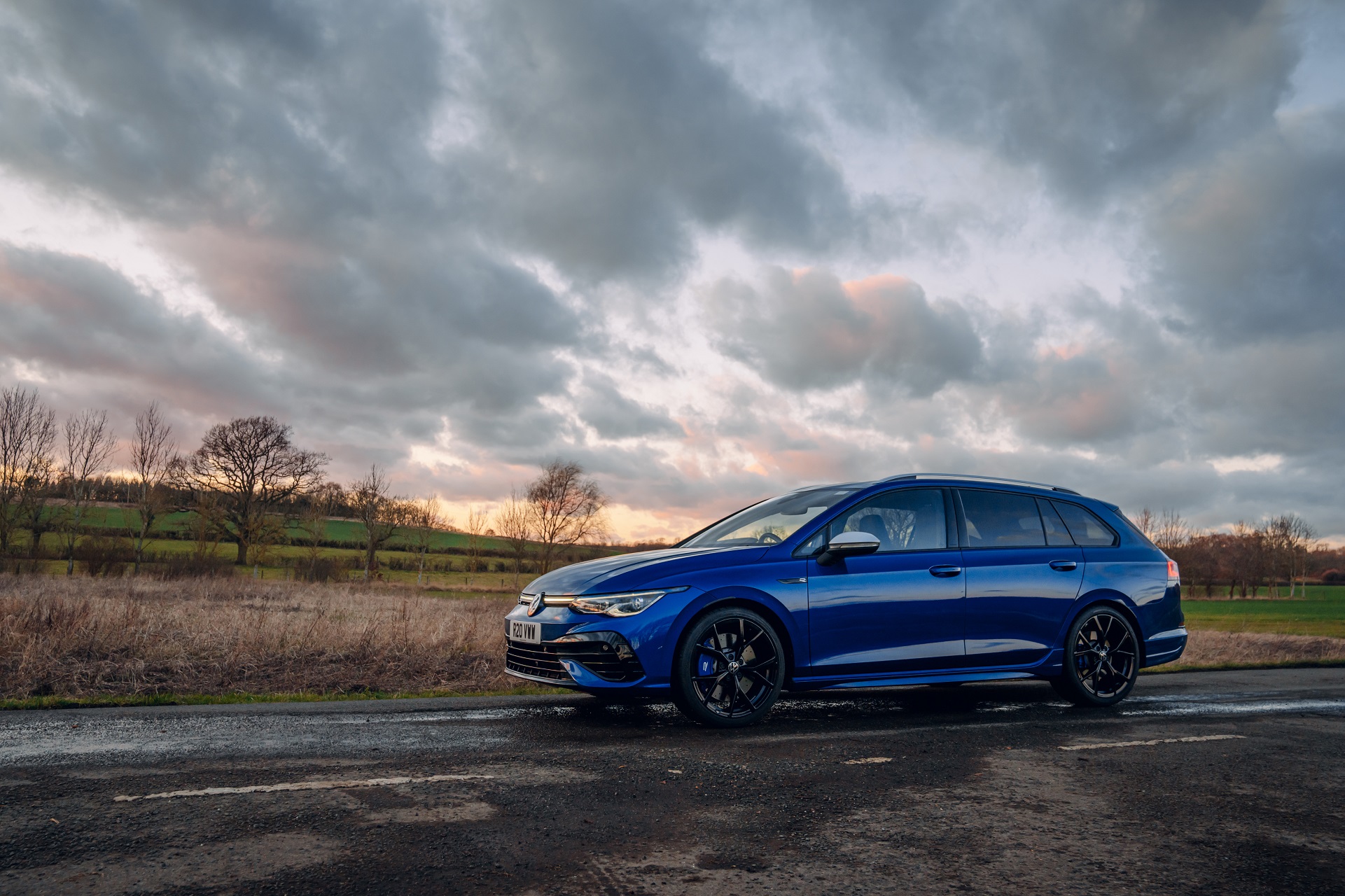 Download 2022 Volkswagen Golf R Estate - UK version - Front Three-Quarter HD Wallpaper 1921x1280 #24
