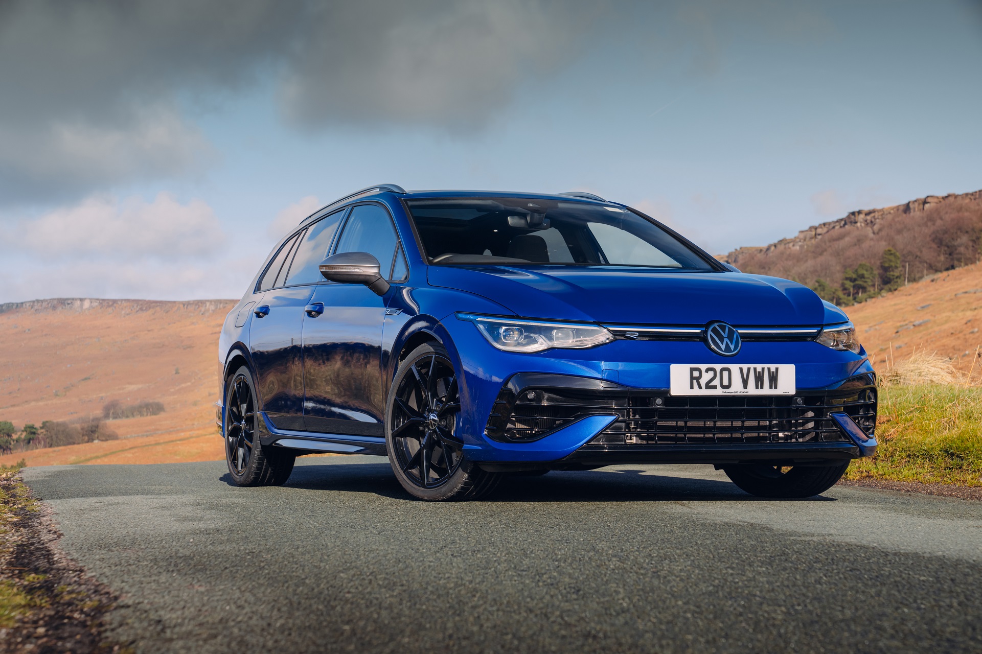 Download 2022 Volkswagen Golf R Estate - UK version - Front HD Wallpaper 1921x1280 #15