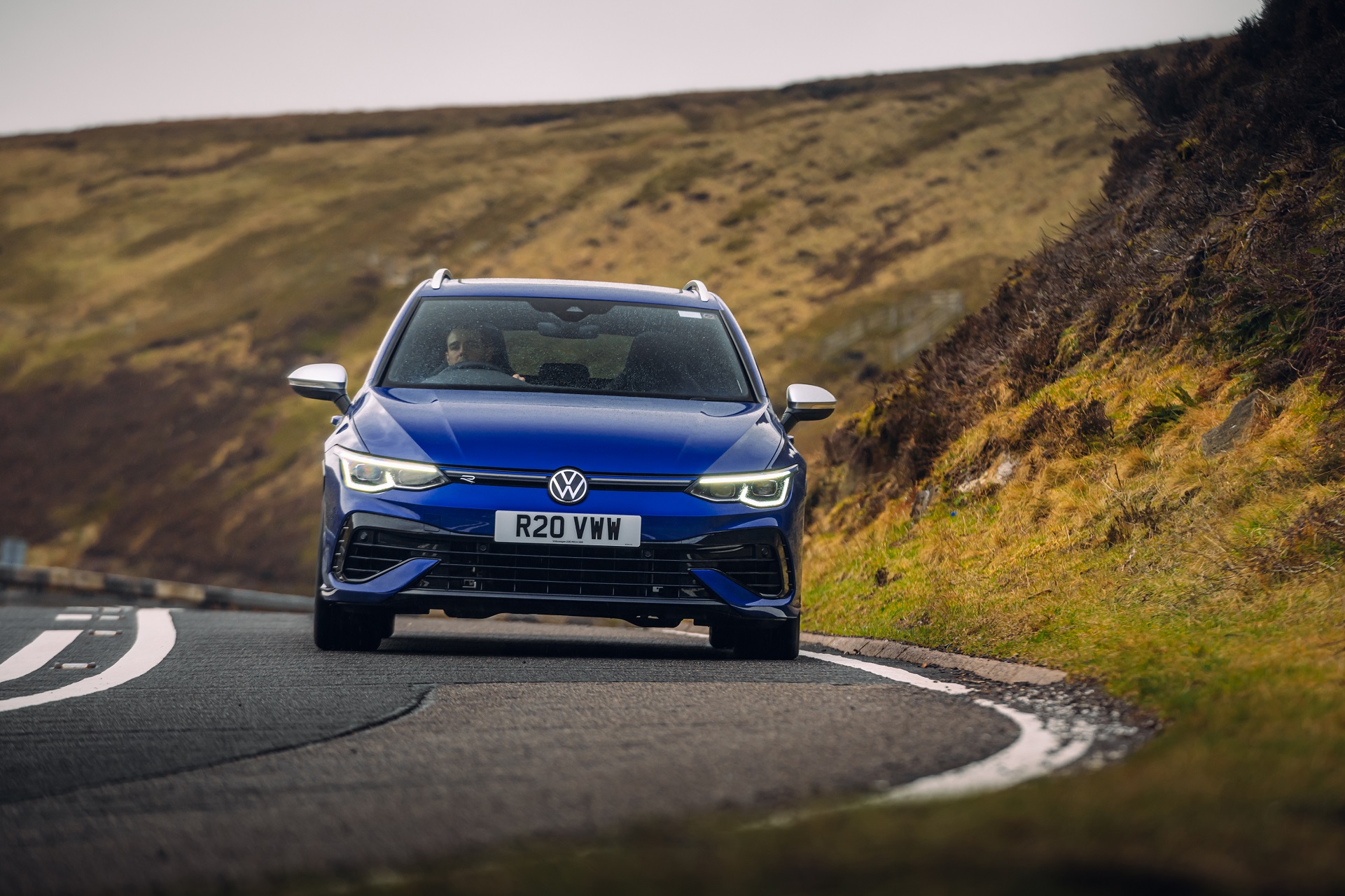 Download 2022 Volkswagen Golf R Estate - UK version - Front HD Wallpaper 1921x1280 #6