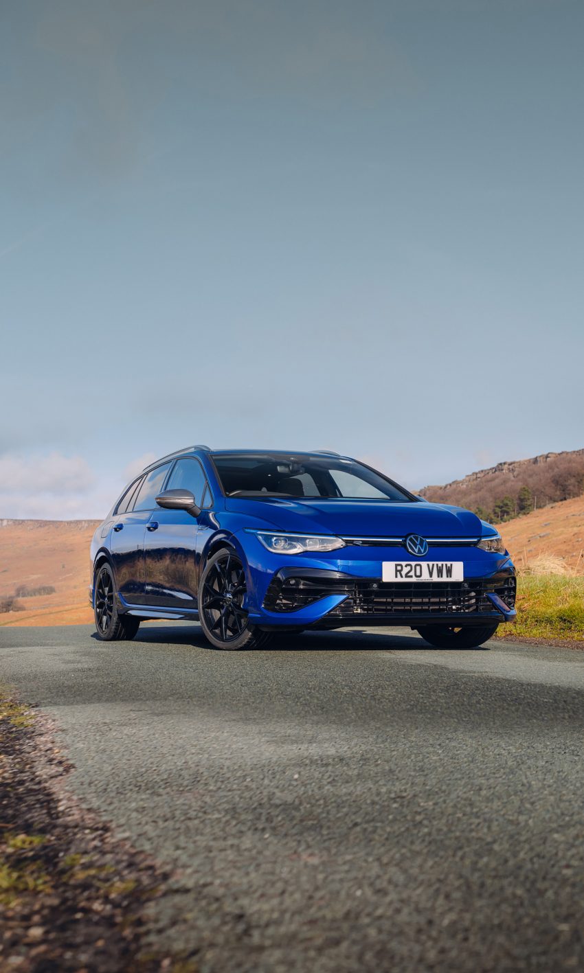 2022 Volkswagen Golf R Estate - UK version - Front Phone Wallpaper 850x1417 #16