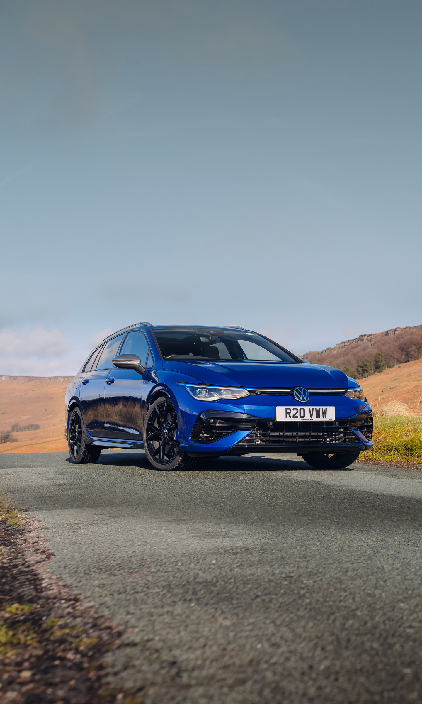 Download 2022 Volkswagen Golf R Estate - UK version - Front HD Phone Wallpaper 1440x2400 #16
