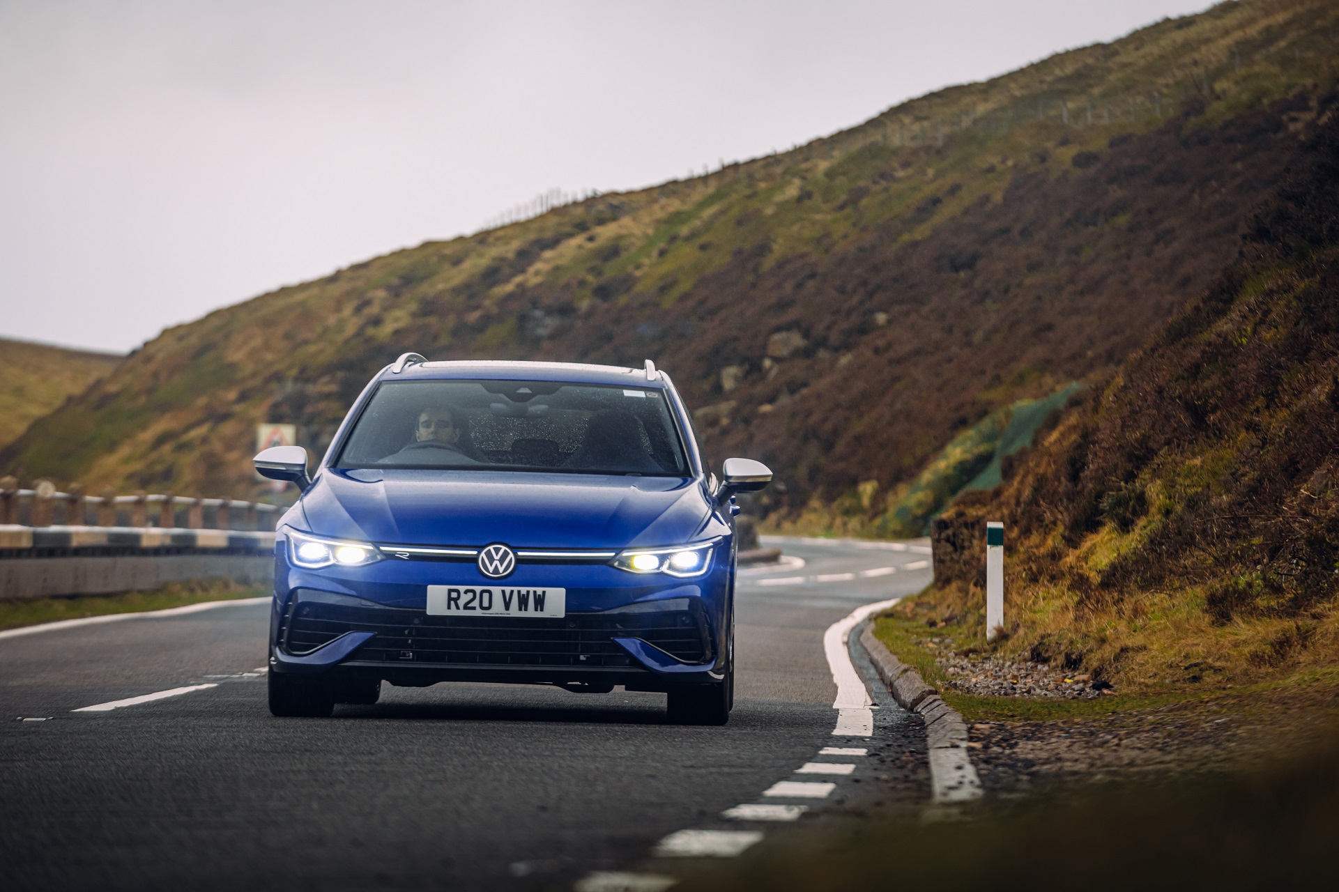 Download 2022 Volkswagen Golf R Estate - UK version - Front HD Wallpaper 1921x1280 #7