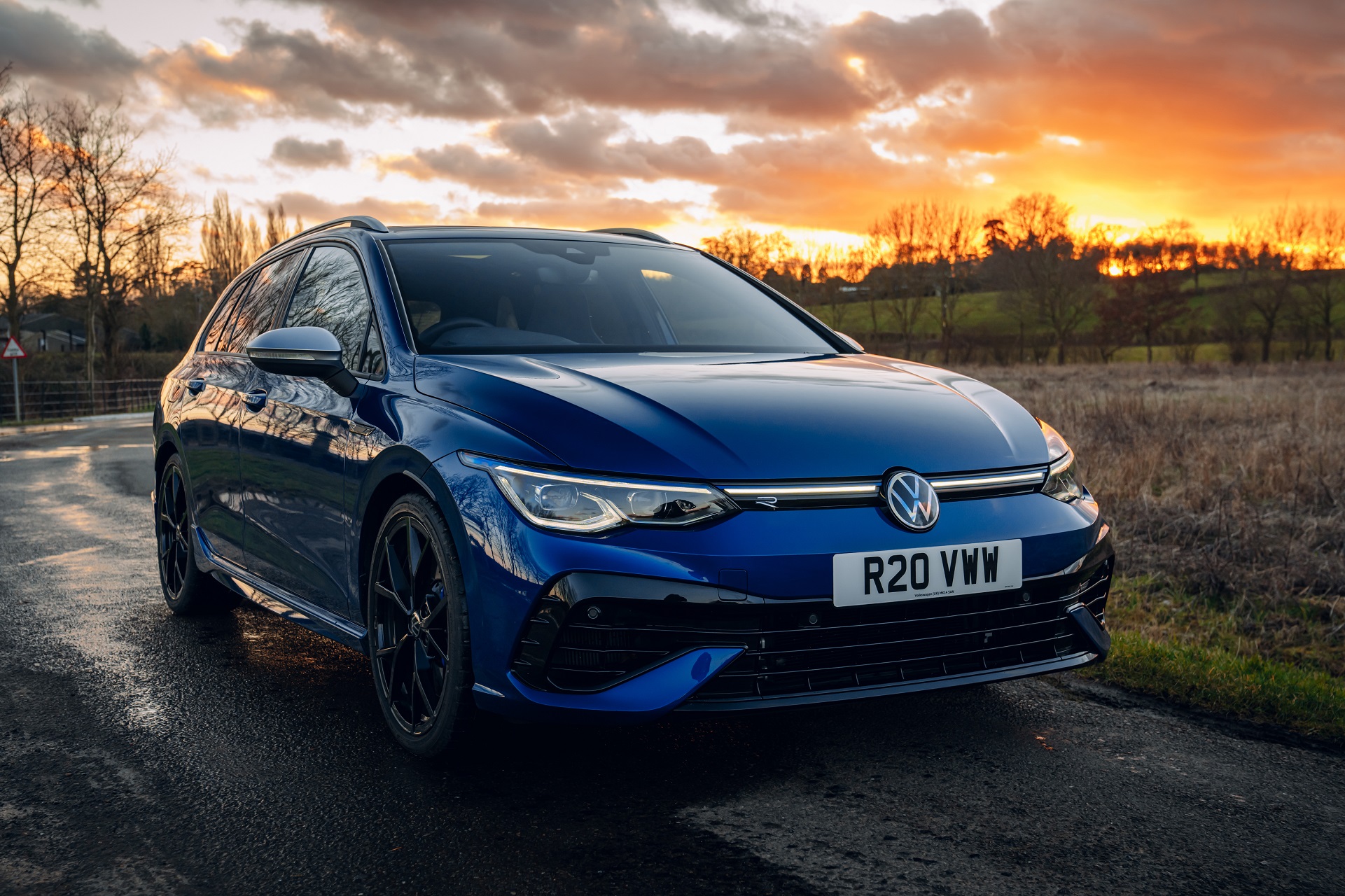 Download 2022 Volkswagen Golf R Estate - UK version - Front HD Wallpaper 1921x1280 #25