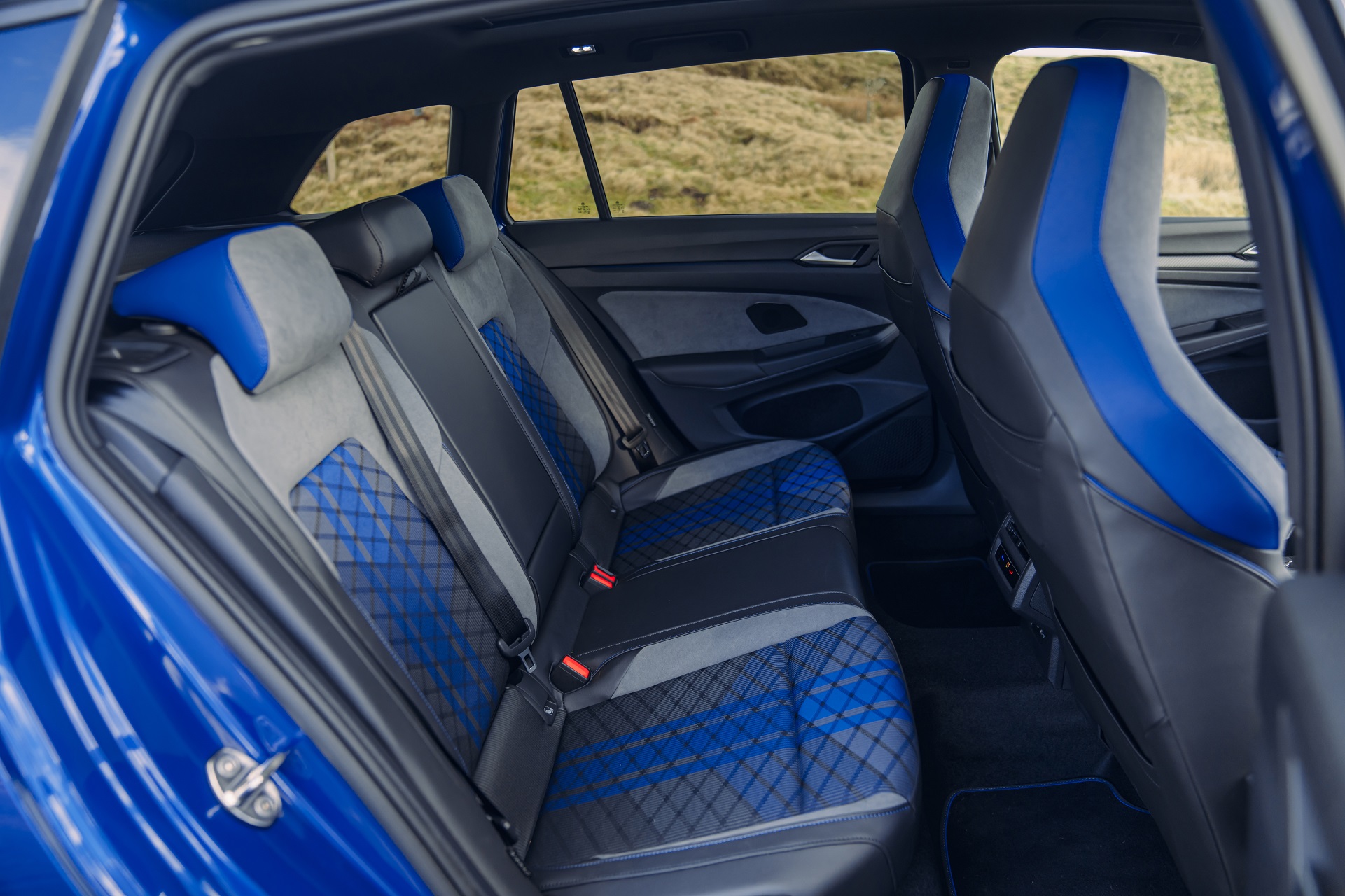 Download 2022 Volkswagen Golf R Estate - UK version - Interior, Rear Seats HD Wallpaper 1921x1280 #42