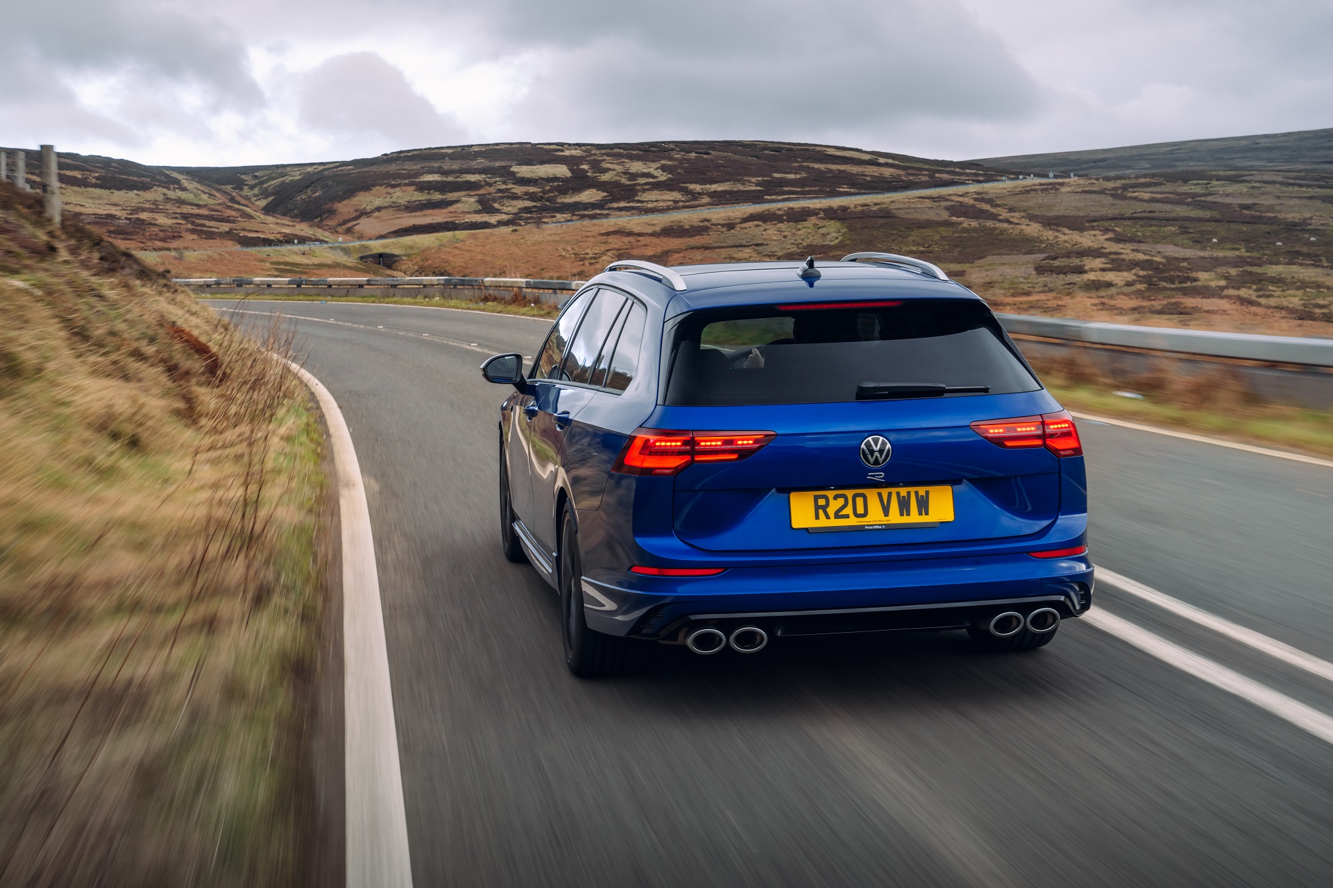 Download 2022 Volkswagen Golf R Estate - UK version - Rear HD Wallpaper 1921x1280 #3
