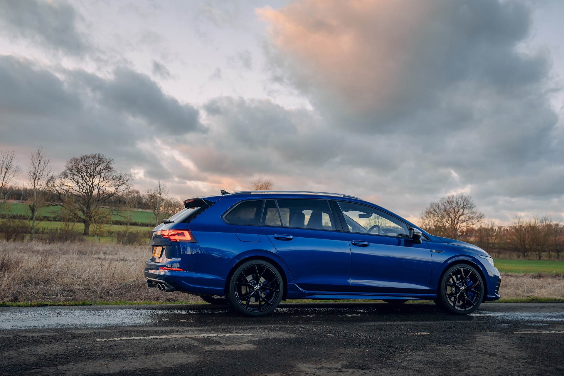 Download 2022 Volkswagen Golf R Estate - UK version - Side HD Wallpaper 1921x1280 #28