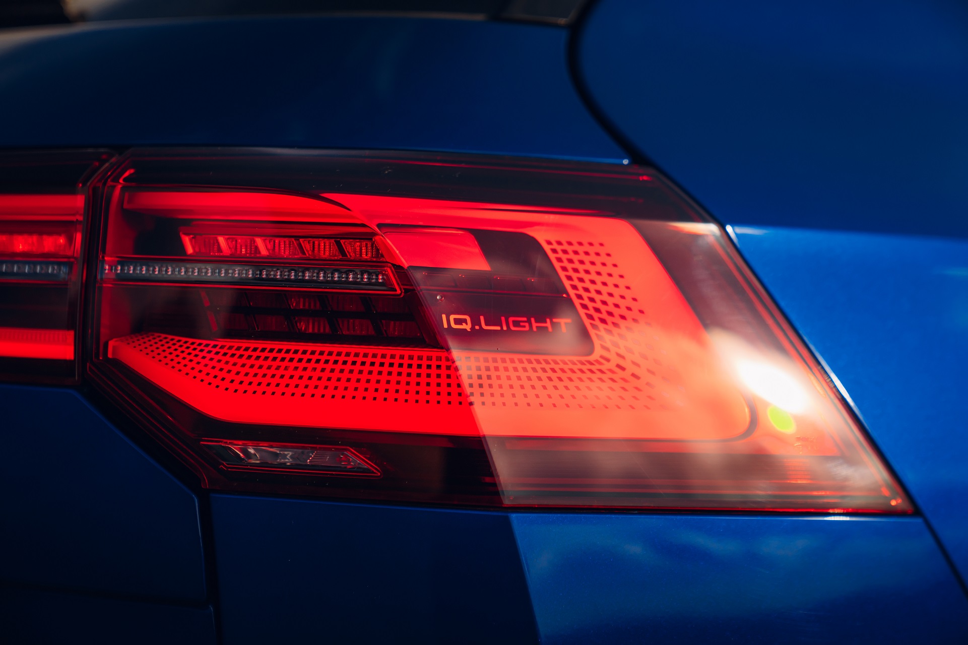 Download 2022 Volkswagen Golf R Estate - UK version - Tail Light HD Wallpaper 1921x1280 #34
