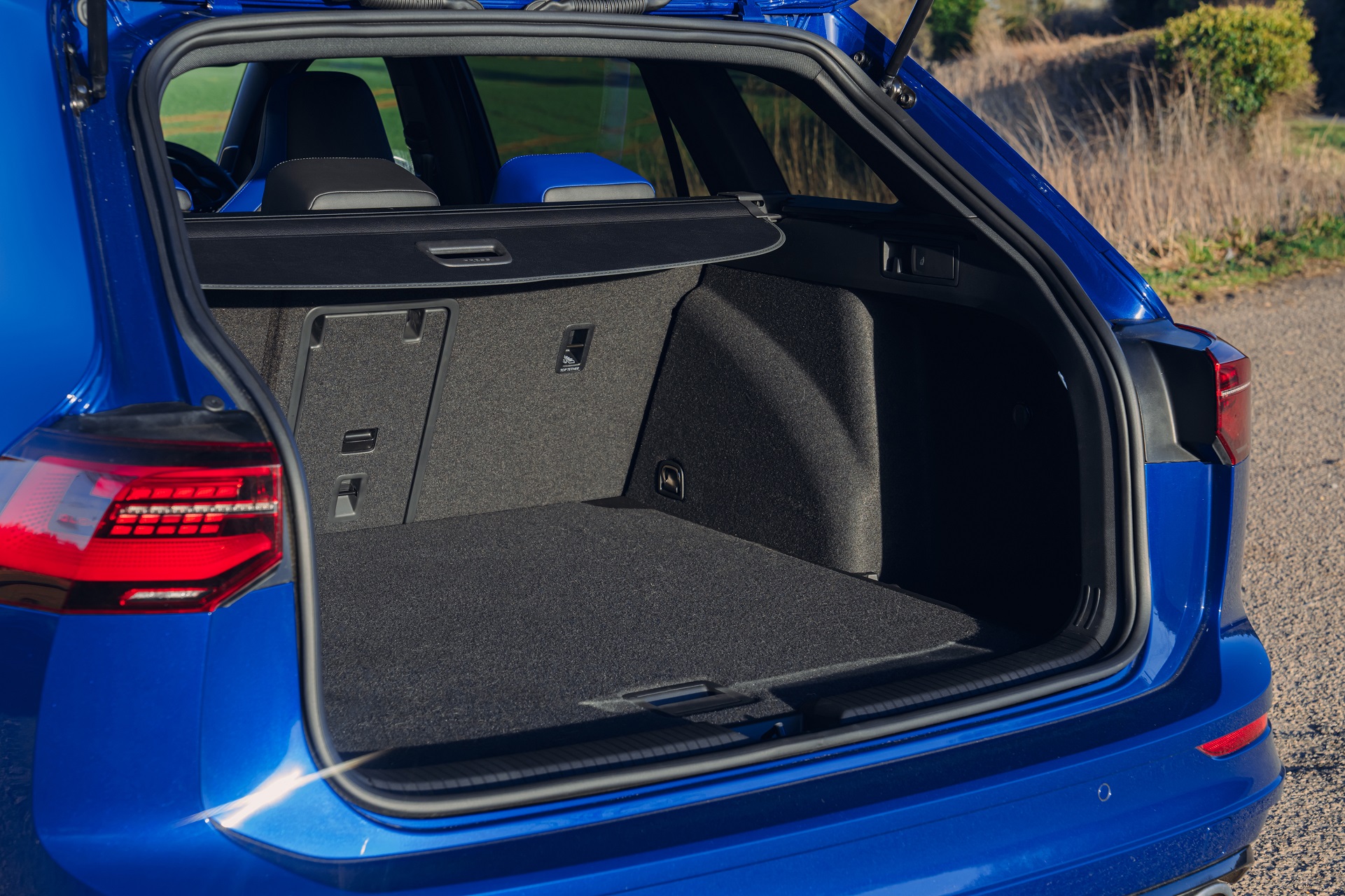 Download 2022 Volkswagen Golf R Estate - UK version - Trunk HD Wallpaper 1921x1280 #43