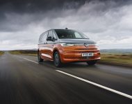 2022 Volkswagen Multivan - UK version - Front Three-Quarter Wallpaper 190x150