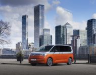 2022 Volkswagen Multivan - UK version - Front Three-Quarter Wallpaper 190x150