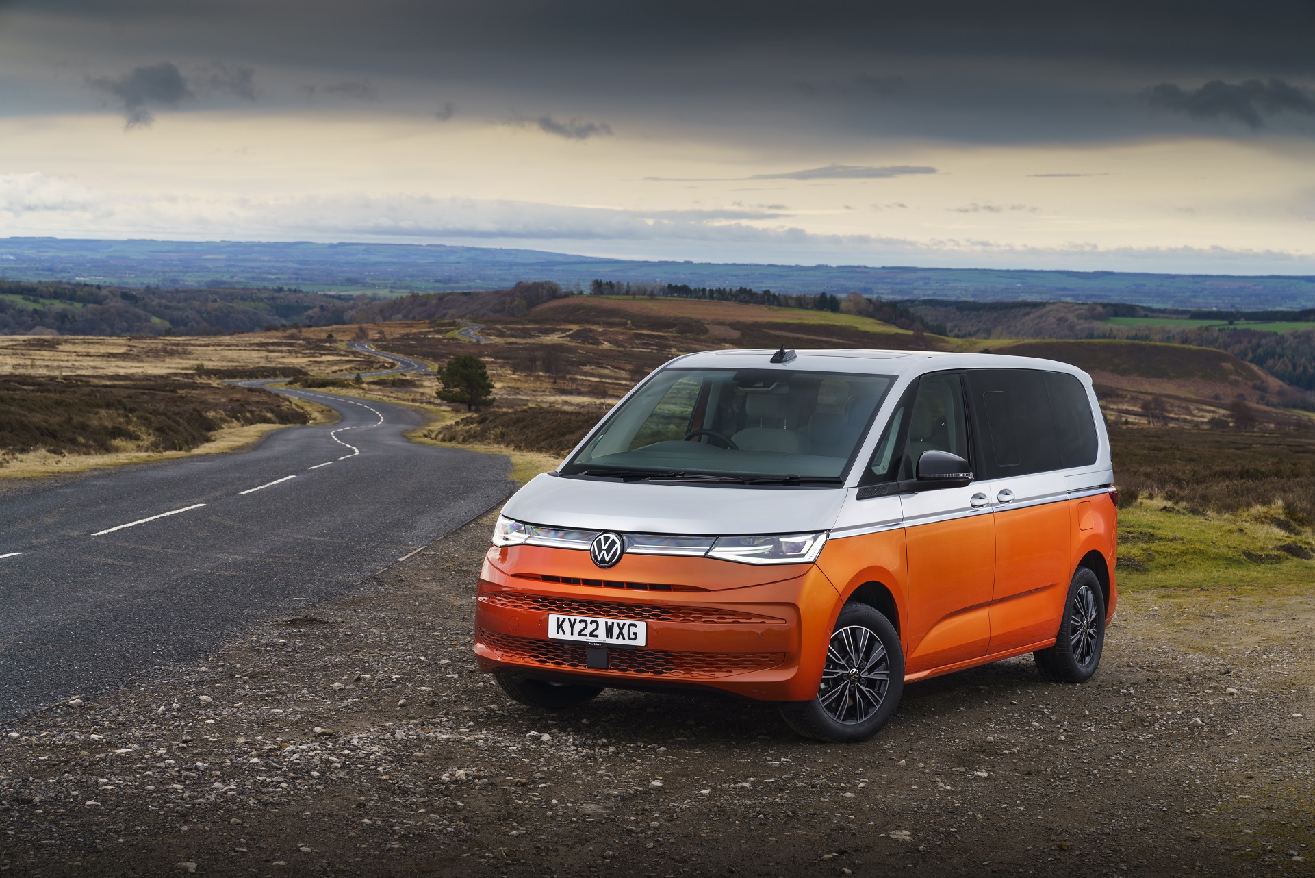 Download 2022 Volkswagen Multivan - UK version - Front Three-Quarter HD Wallpaper 1921x1282 #1