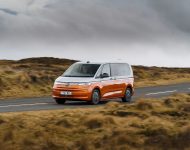 2022 Volkswagen Multivan - UK version - Front Three-Quarter Wallpaper 190x150