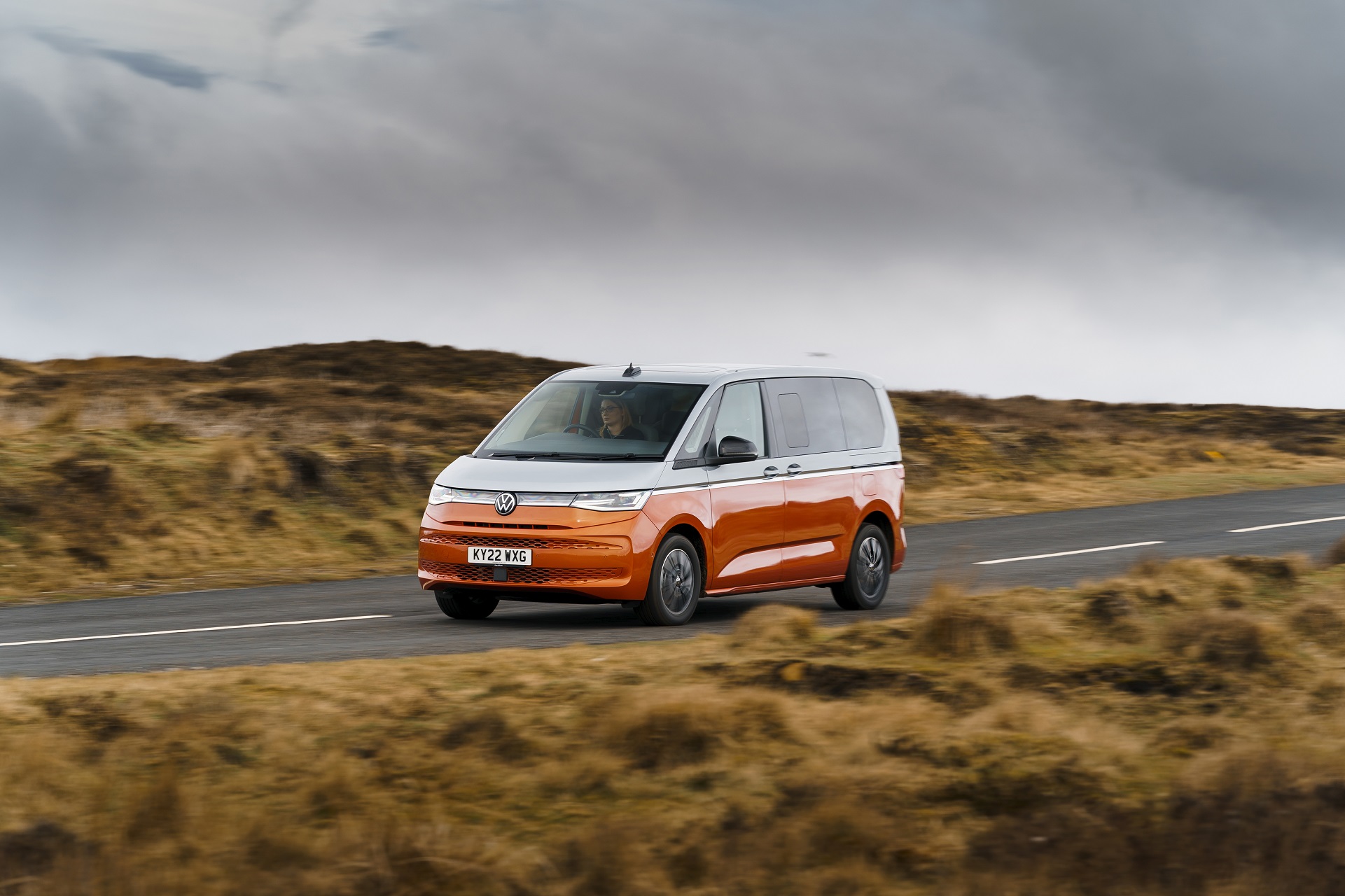 Download 2022 Volkswagen Multivan - UK version - Front Three-Quarter HD Wallpaper 1921x1280 #8