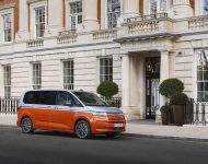 2022 Volkswagen Multivan - UK version - Front Three-Quarter Wallpaper 190x150
