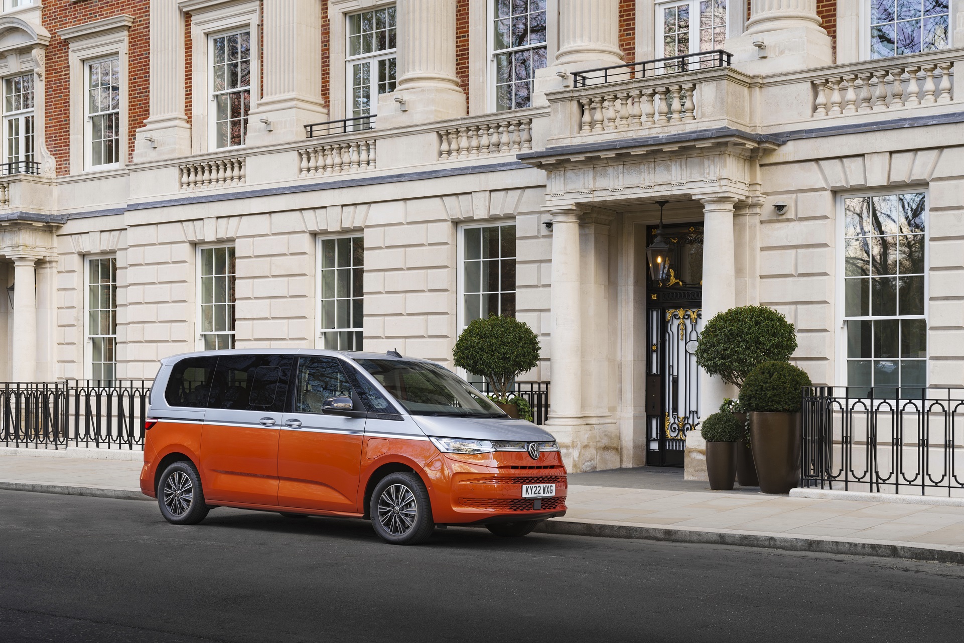 Download 2022 Volkswagen Multivan - UK version - Front Three-Quarter HD Wallpaper 1921x1281 #16