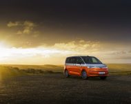 2022 Volkswagen Multivan - UK version - Front Three-Quarter Wallpaper 190x150