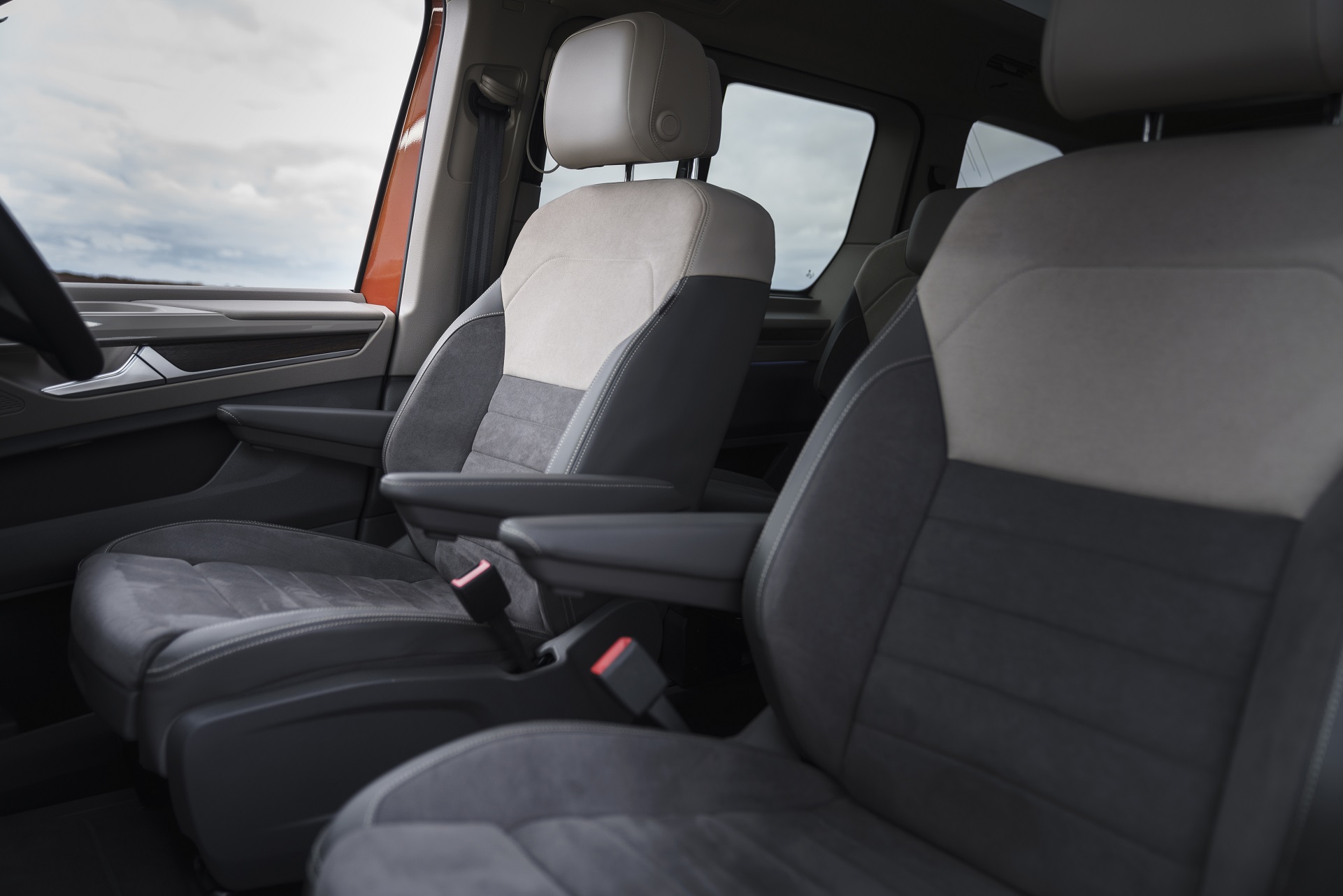 Download 2022 Volkswagen Multivan - UK version - Interior, Front Seats HD Wallpaper 1921x1281 #31