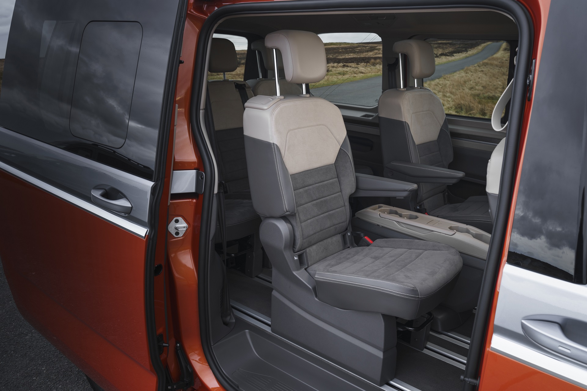 Download 2022 Volkswagen Multivan - UK version - Interior, Rear Seats HD Wallpaper 1921x1281 #41