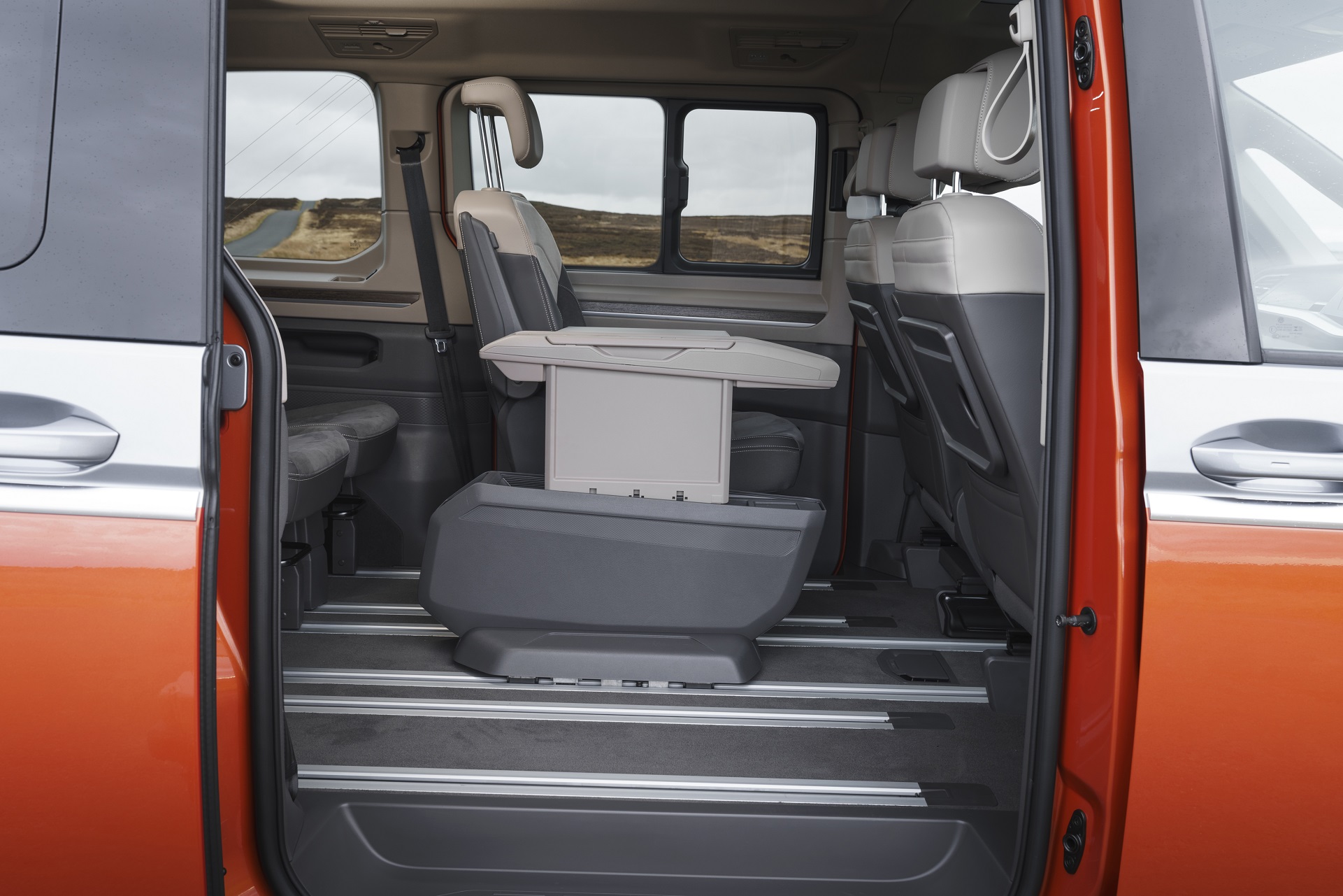 Download 2022 Volkswagen Multivan - UK version - Interior, Rear Seats HD Wallpaper 1921x1281 #42