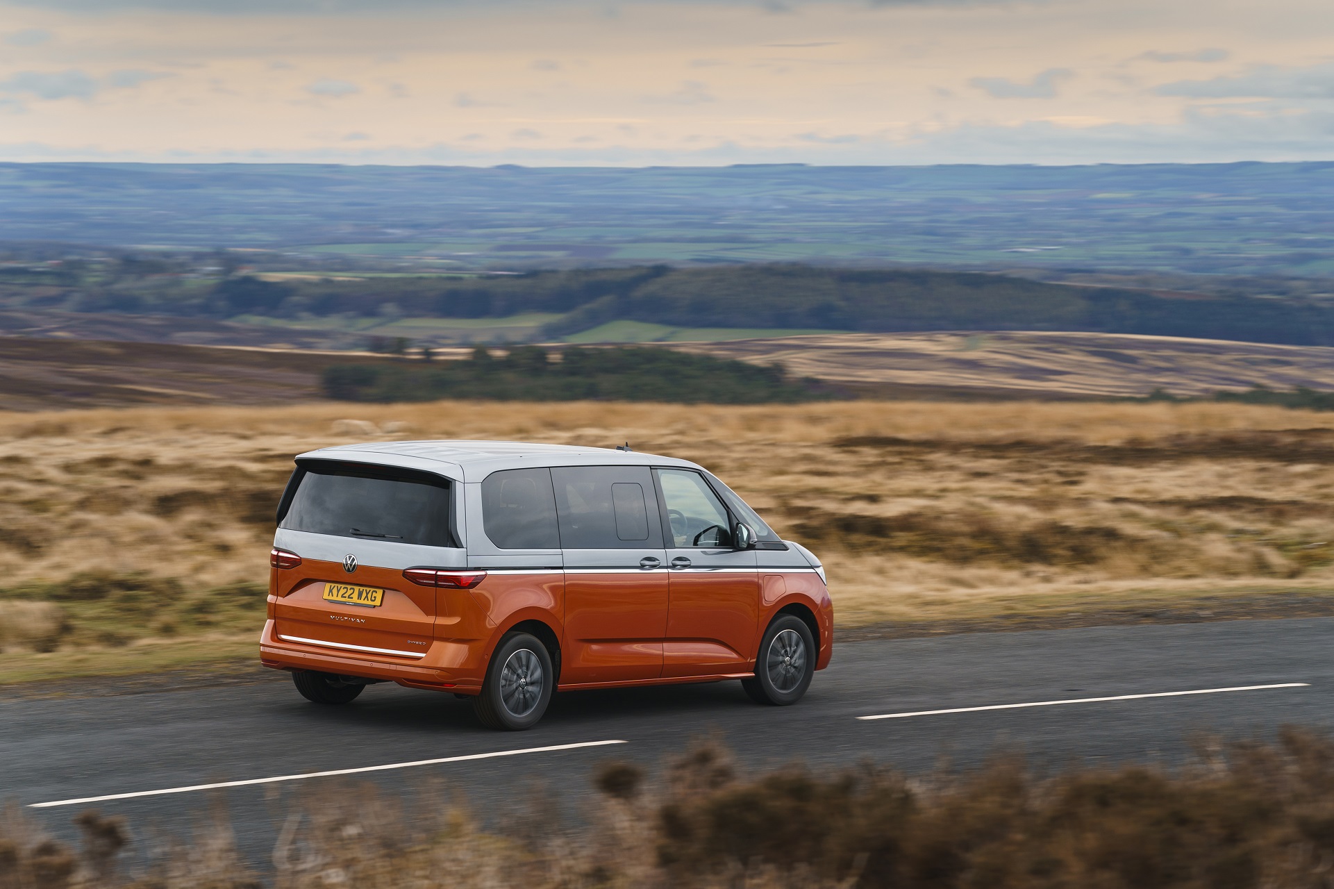 Download 2022 Volkswagen Multivan - UK version - Rear Three-Quarter HD Wallpaper 1921x1280 #13