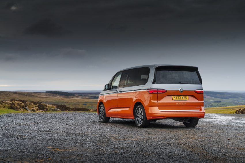 2022 Volkswagen Multivan - UK version - Rear Three-Quarter Wallpaper 850x567 #5