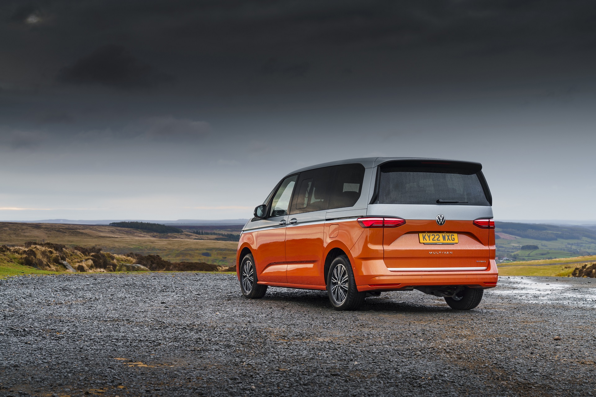 Download 2022 Volkswagen Multivan - UK version - Rear Three-Quarter HD Wallpaper 1921x1281 #5