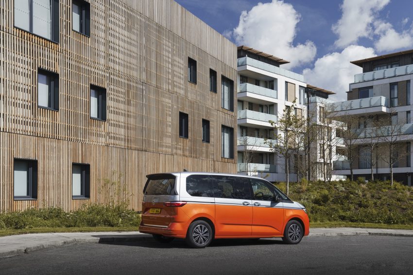 2022 Volkswagen Multivan - UK version - Rear Three-Quarter Wallpaper 850x567 #17