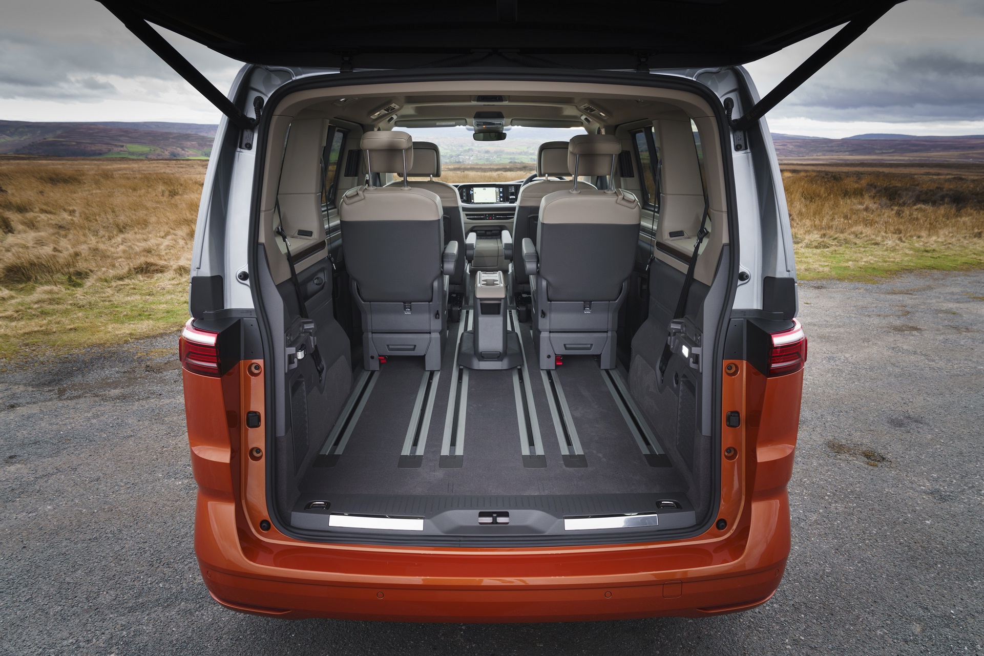 Download 2022 Volkswagen Multivan - UK version - Trunk HD Wallpaper 1921x1281 #45