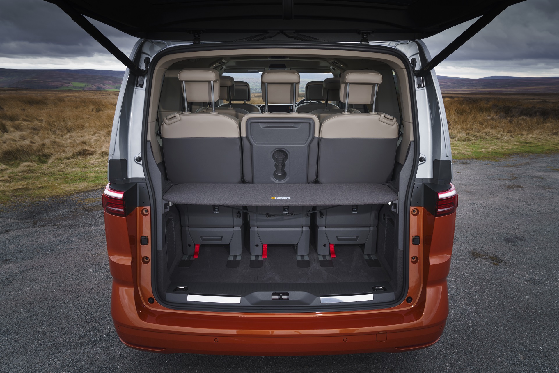 Download 2022 Volkswagen Multivan - UK version - Trunk HD Wallpaper 1921x1281 #46