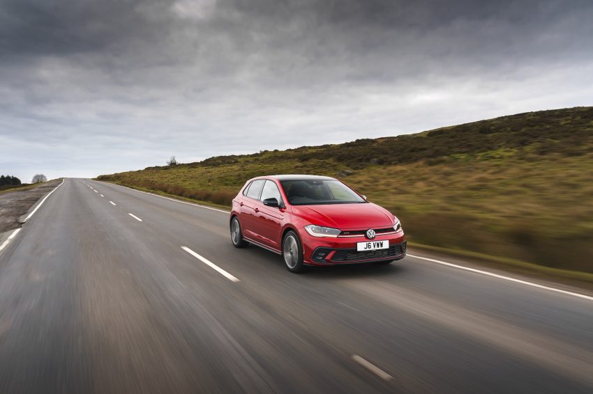 2022 Volkswagen Polo GTI - UK version - Front Three-Quarter Wallpaper 850x566 #4