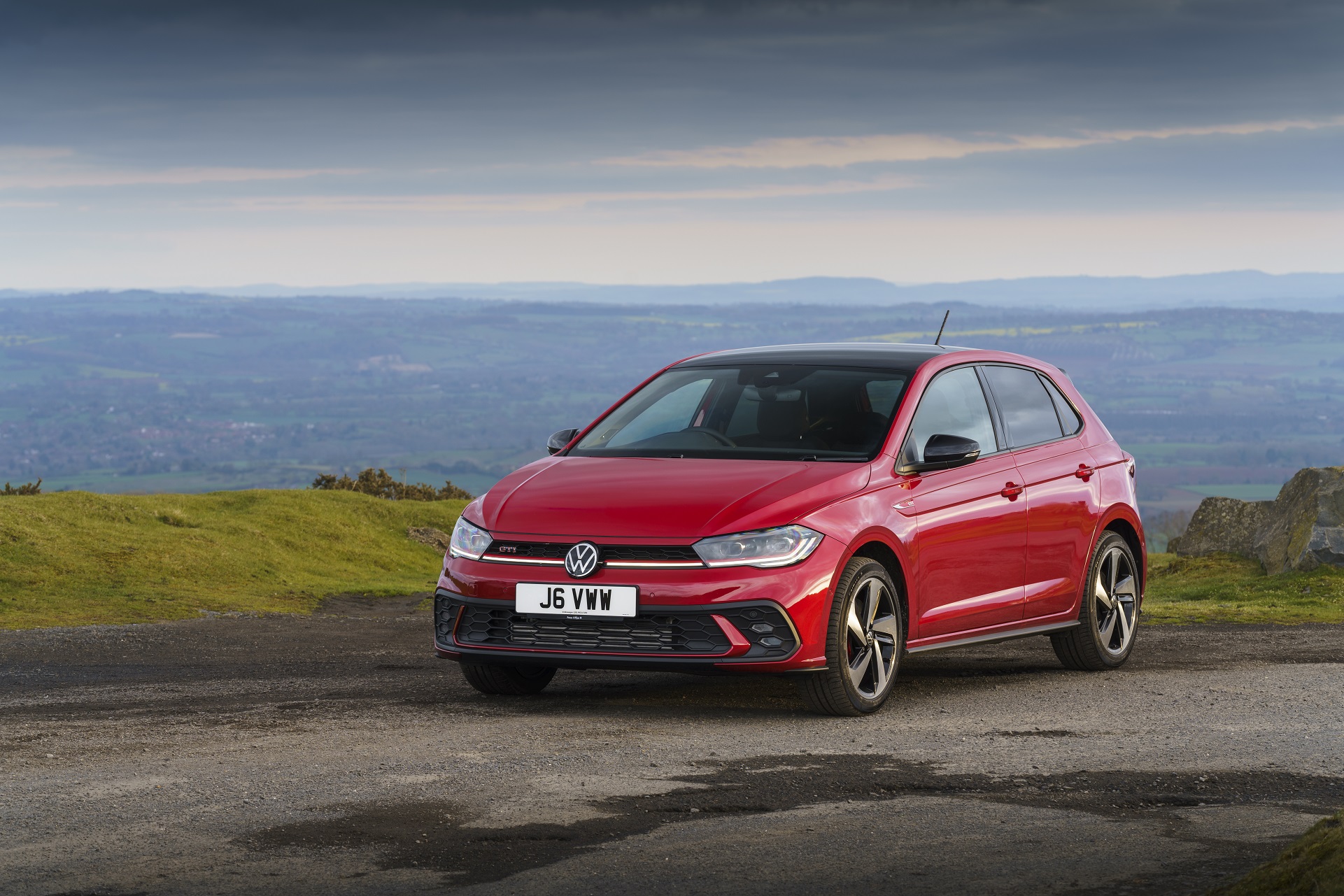 Download 2022 Volkswagen Polo GTI - UK version - Front Three-Quarter HD Wallpaper 1921x1281 #10