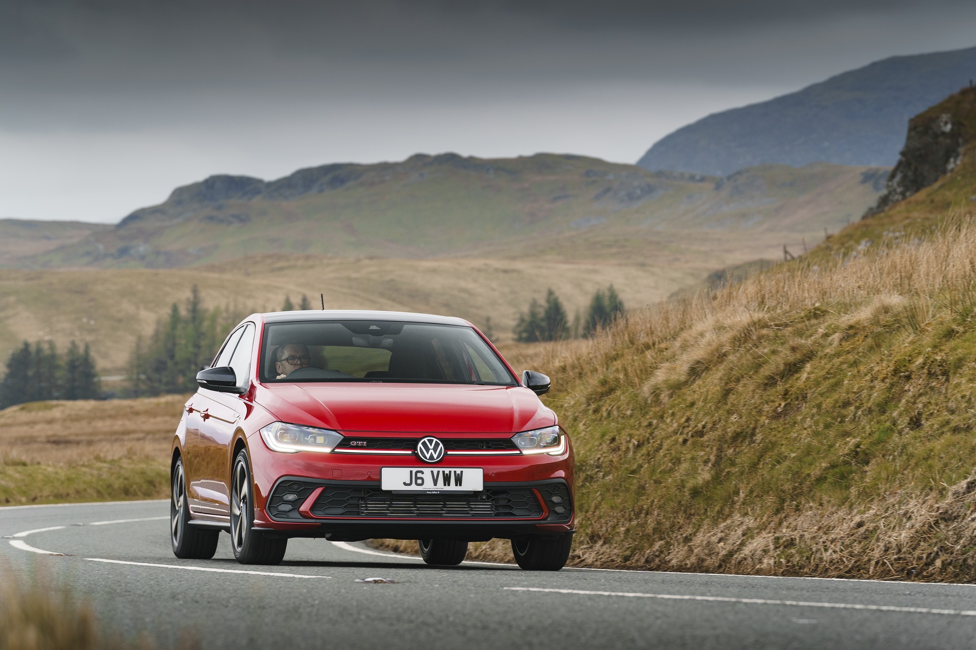 Download 2022 Volkswagen Polo GTI - UK version - Front HD Wallpaper 1921x1280 #6