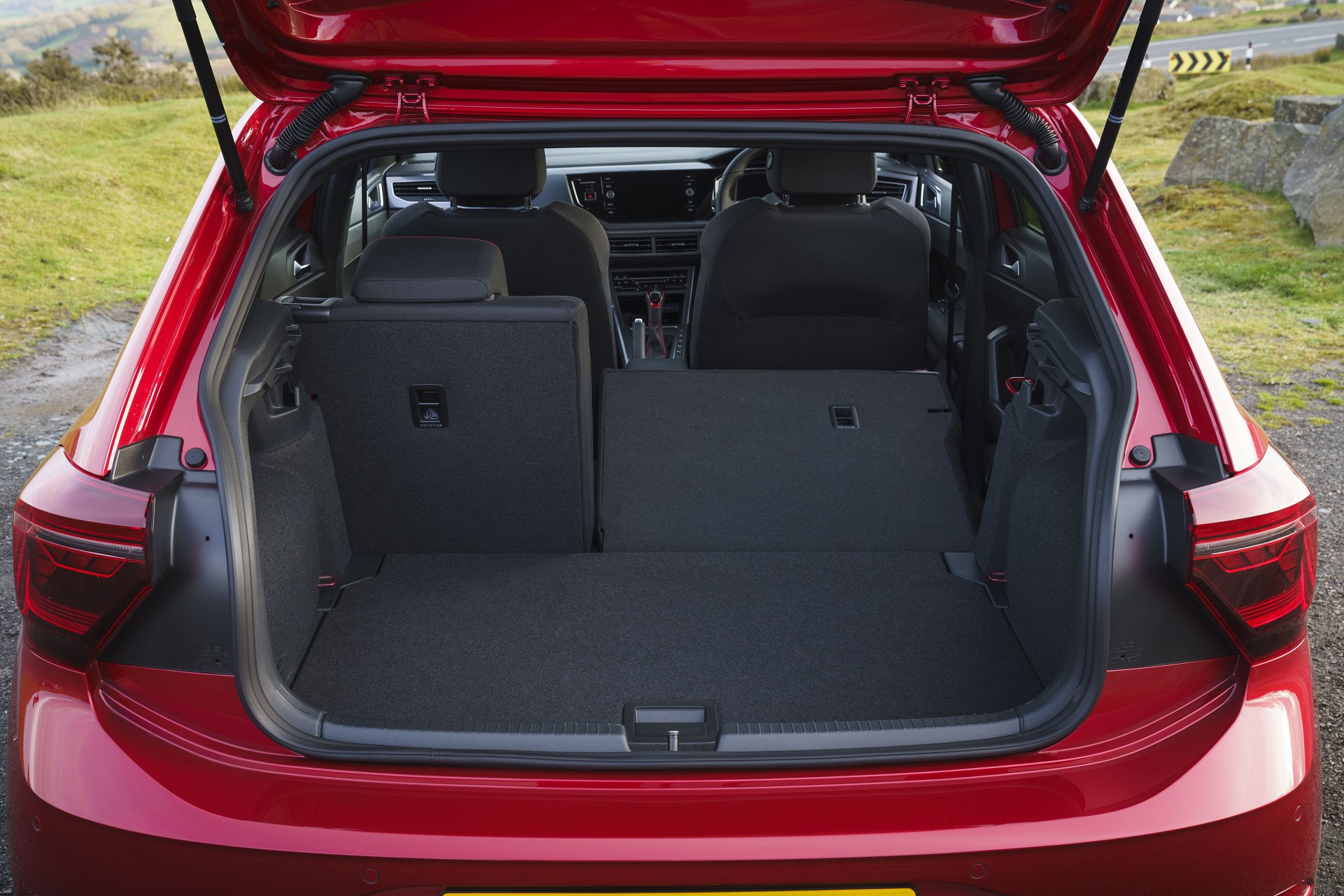 Download 2022 Volkswagen Polo GTI - UK version - Trunk HD Wallpaper 1921x1281 #32