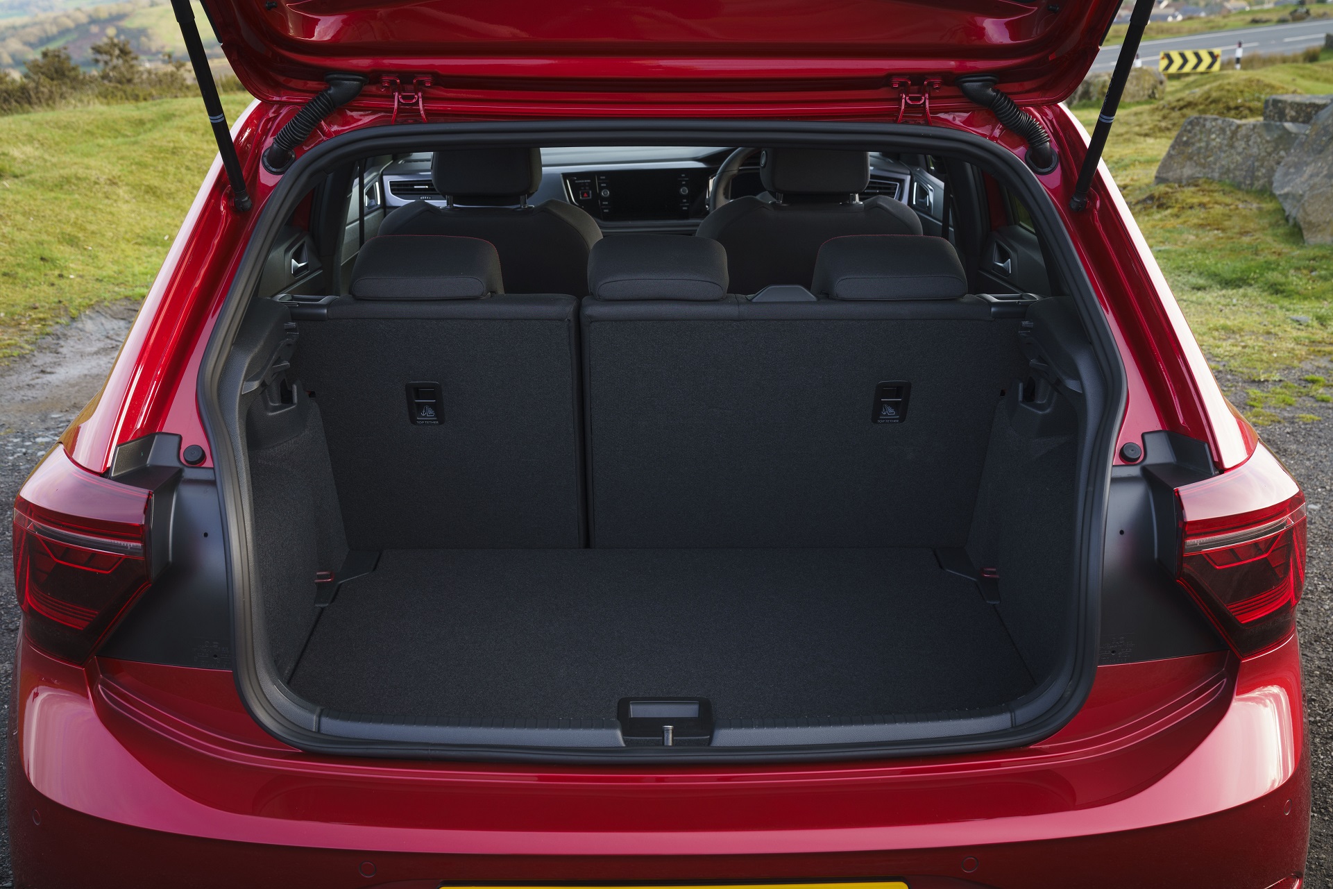 Download 2022 Volkswagen Polo GTI - UK version - Trunk HD Wallpaper 1921x1281 #33