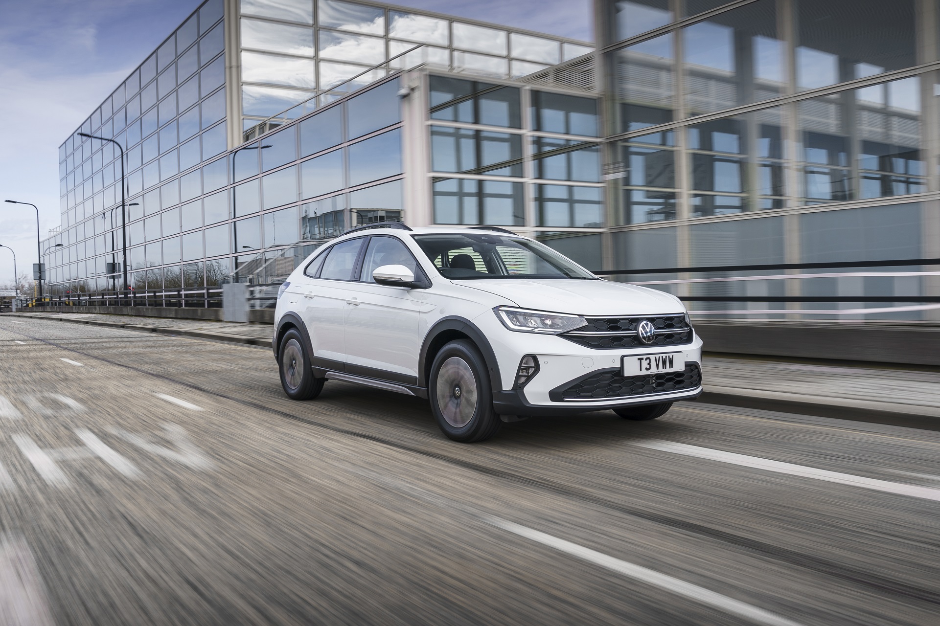 Download 2022 Volkswagen Taigo Life - UK version - Front Three-Quarter HD Wallpaper 1921x1280 #4