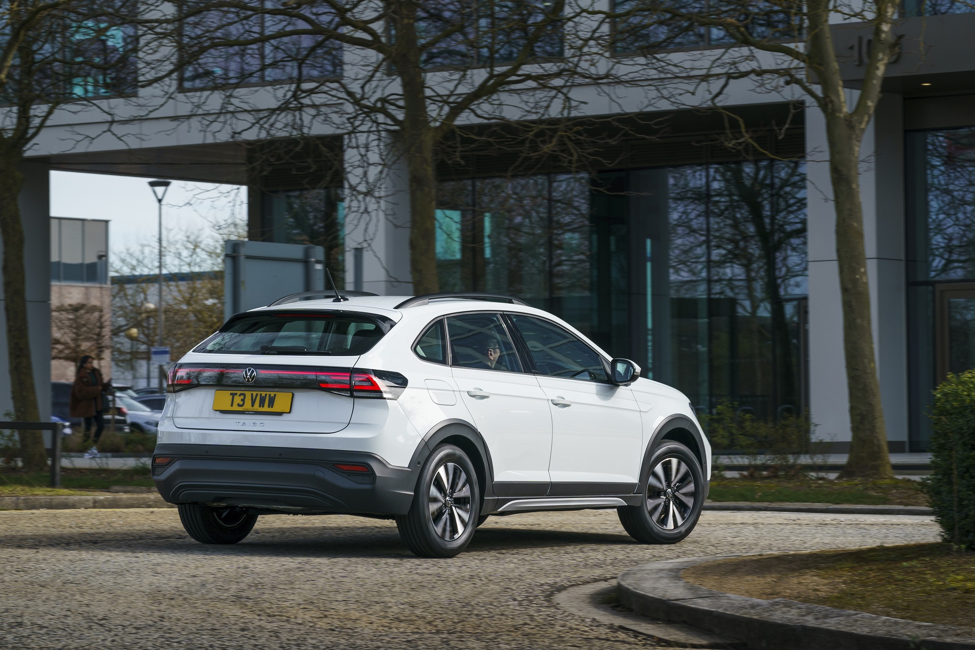 Download 2022 Volkswagen Taigo Life - UK version - Rear Three-Quarter HD Wallpaper 1921x1280 #10