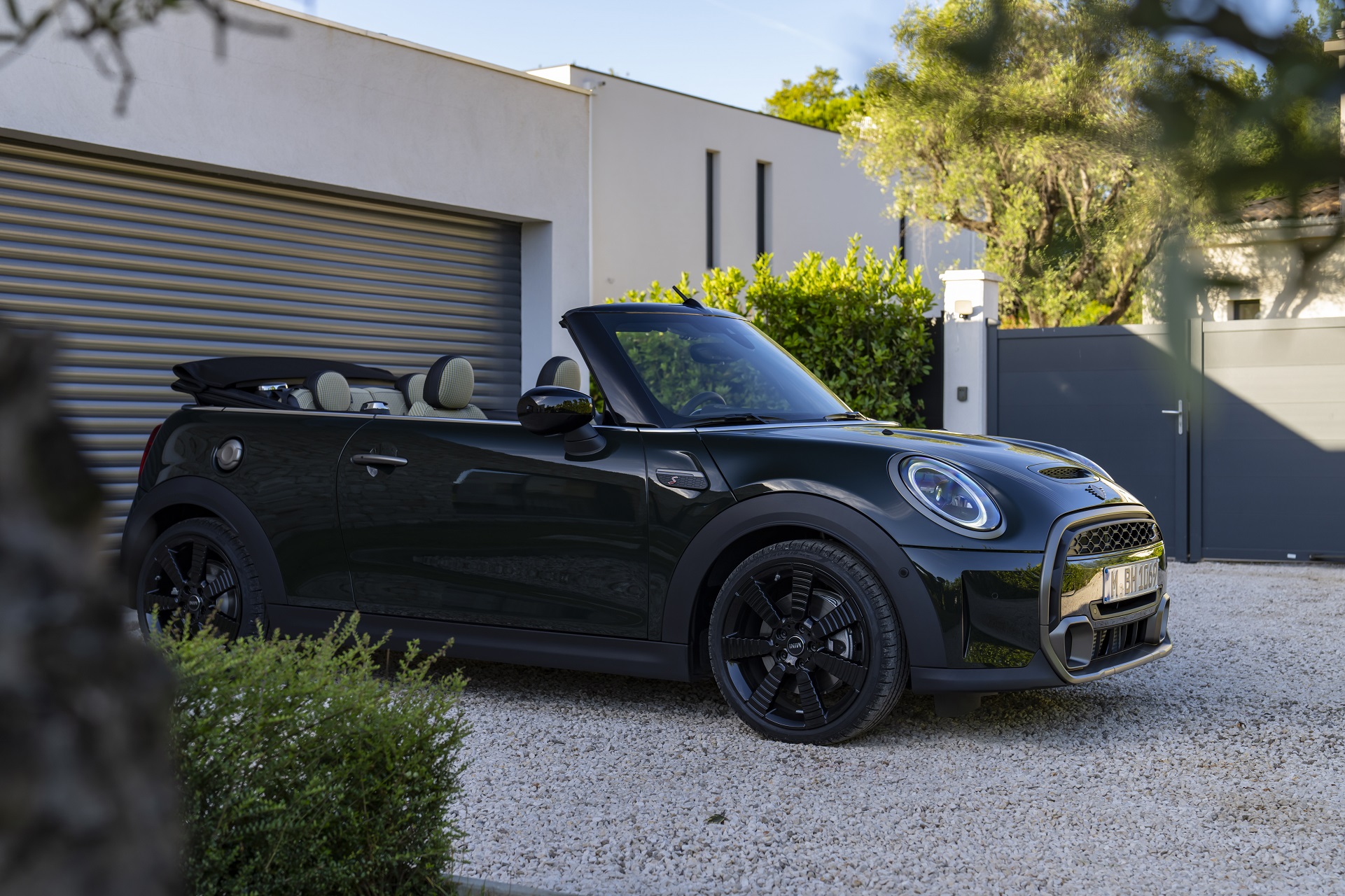 Download 2023 MINI Cooper S Convertible Resolute Edition - Front Three-Quarter HD Wallpaper 1921x1280 #35