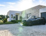 2023 MINI Cooper S Convertible Resolute Edition - Front Three-Quarter Wallpaper 190x150