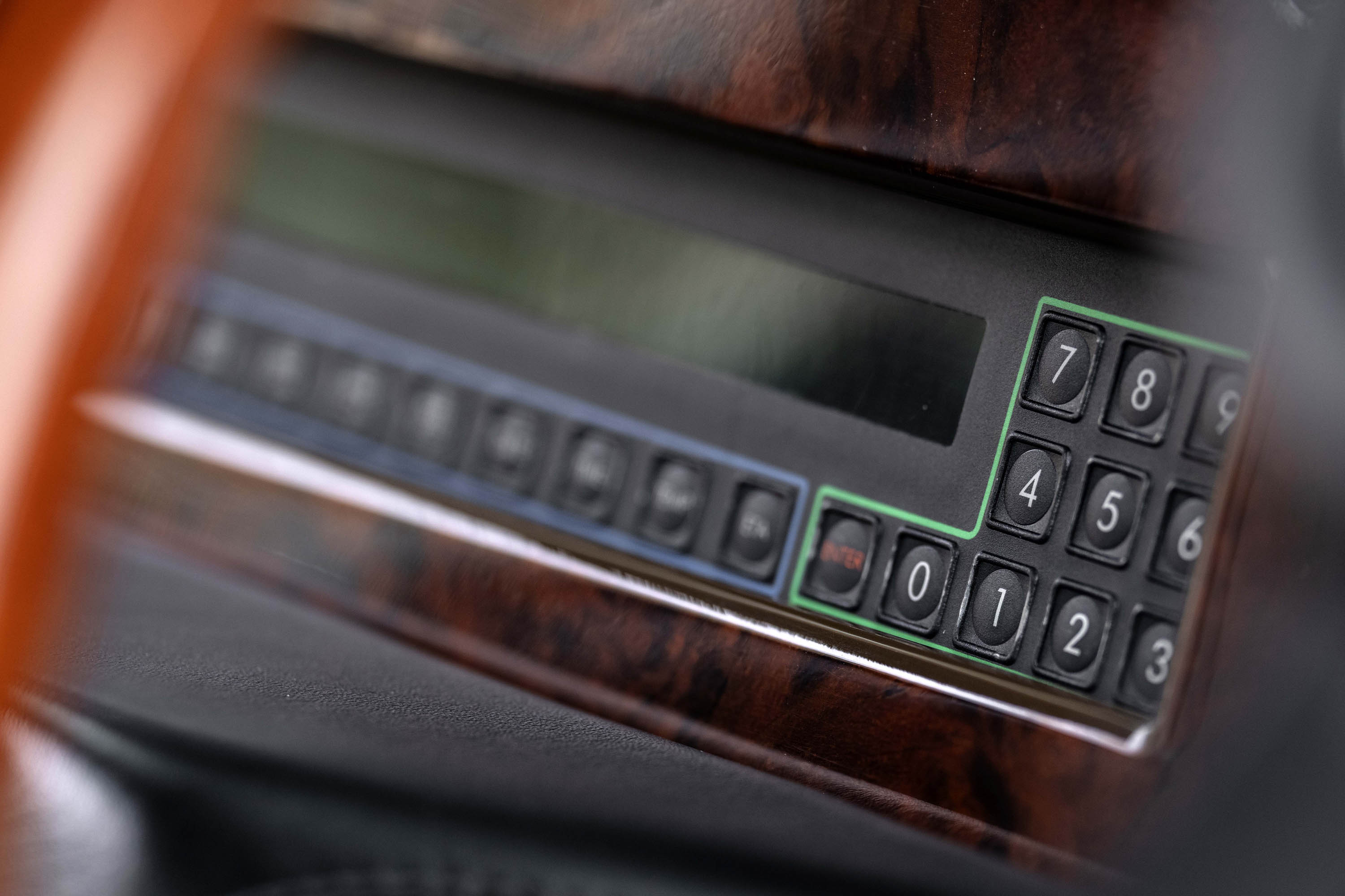 Download 1992 Aston Martin Virage 6.3 - Central Console HD Wallpaper 3000x2000 #61