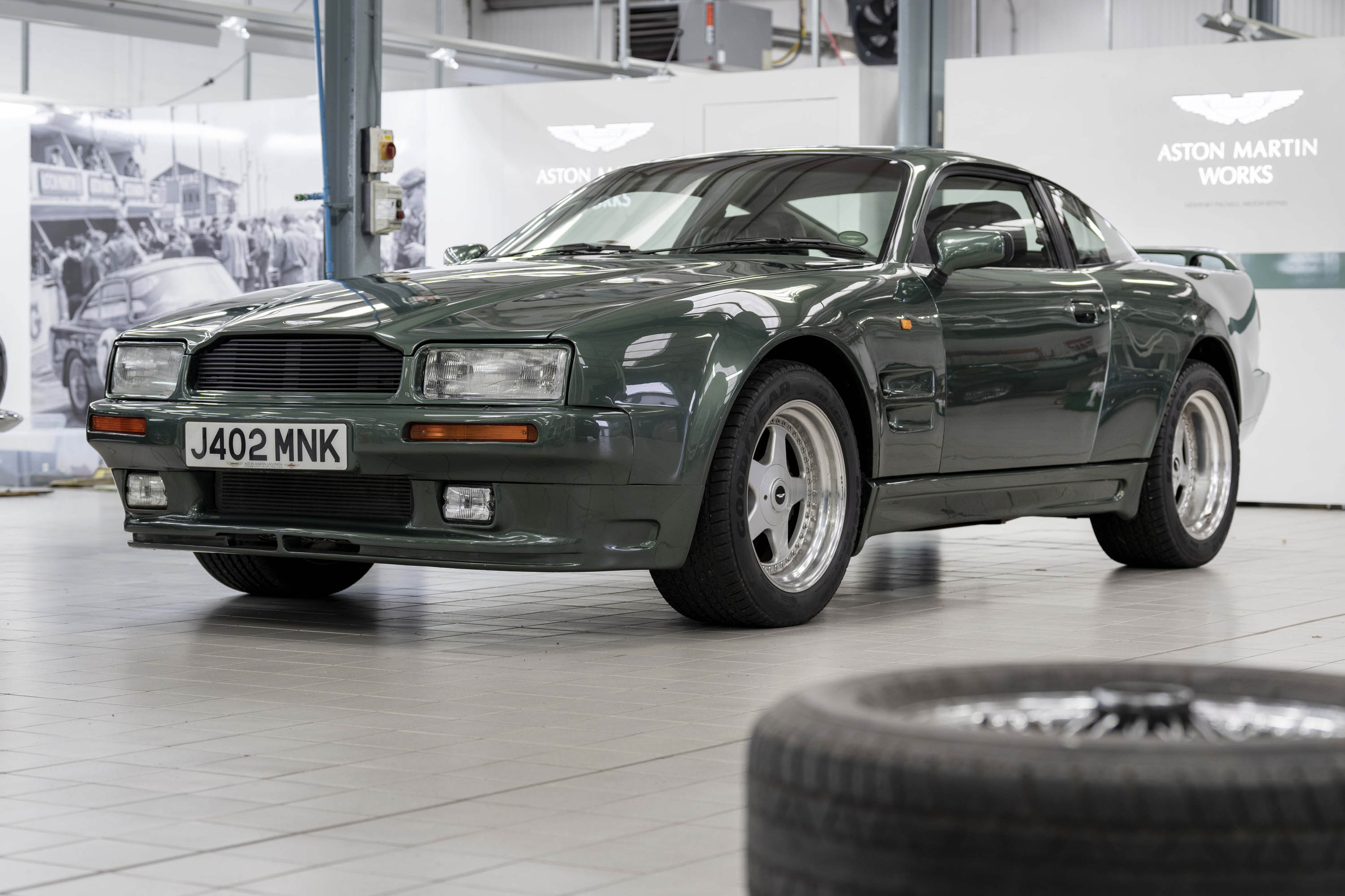 Download 1992 Aston Martin Virage 6.3 - Front Three-Quarter HD Wallpaper 3000x2000 #22