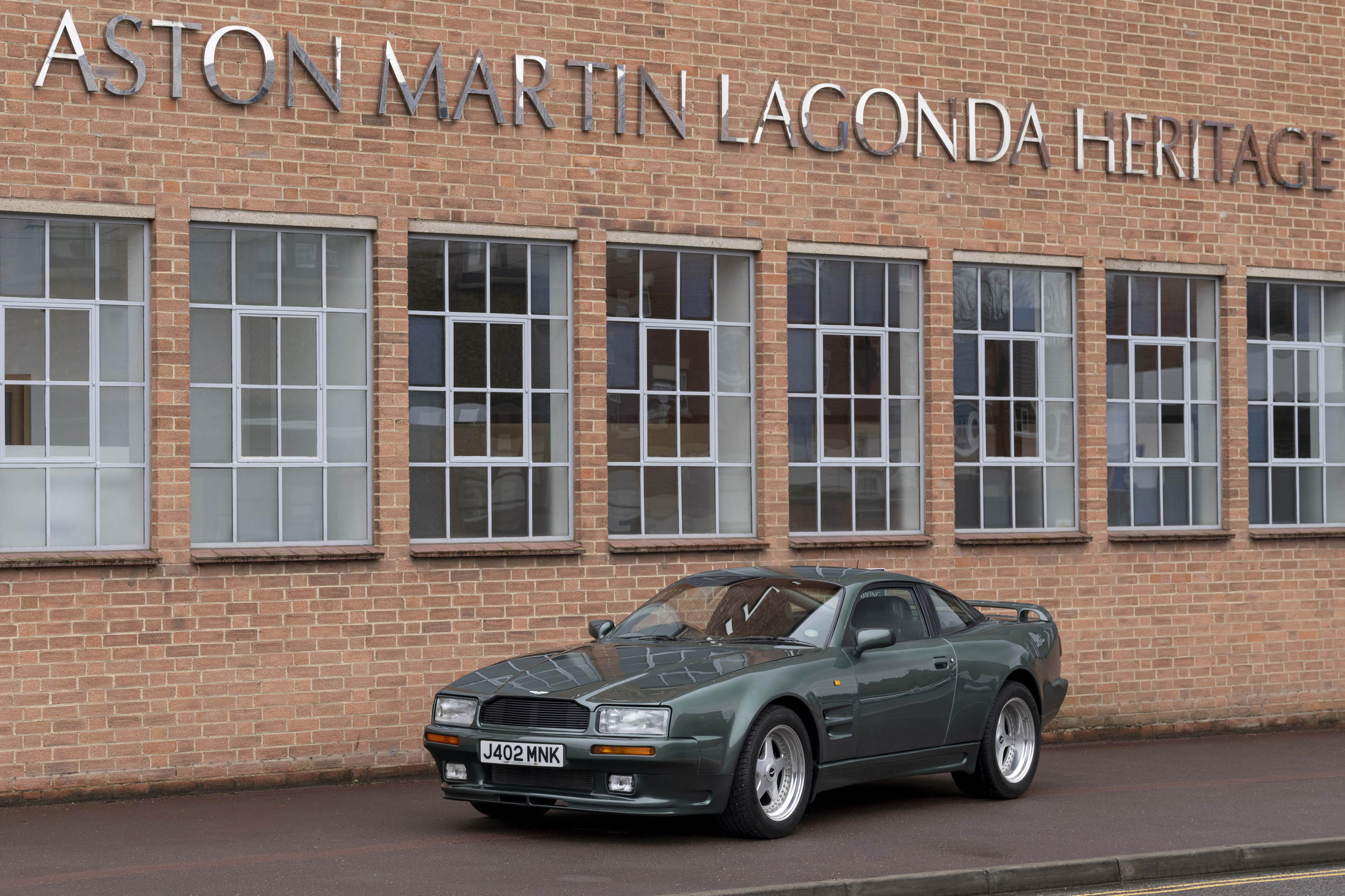 Download 1992 Aston Martin Virage 6.3 - Front Three-Quarter HD Wallpaper 3000x2000 #20
