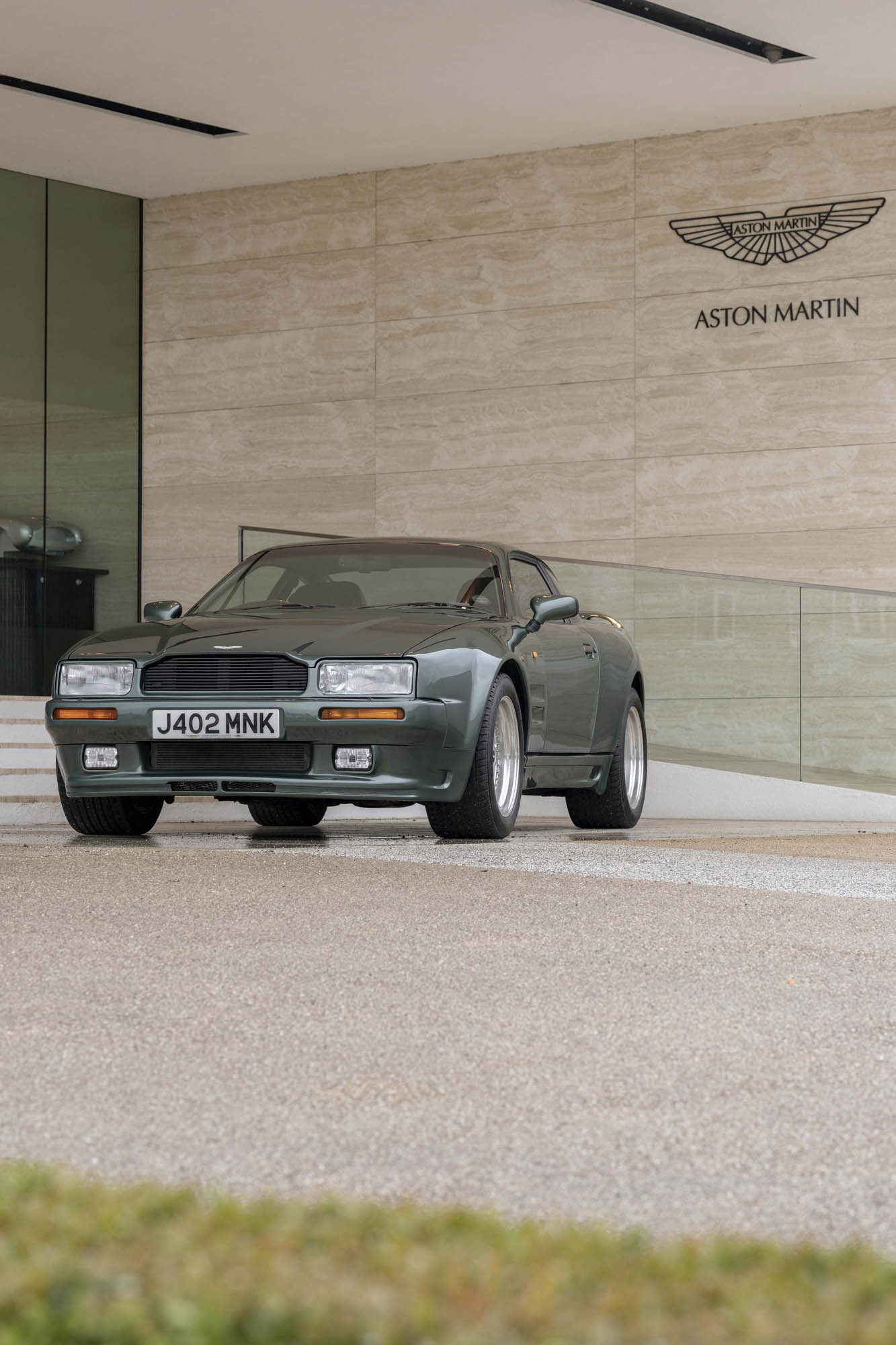 Download 1992 Aston Martin Virage 6.3 - Front HD Phone Wallpaper 1333x2000 #11