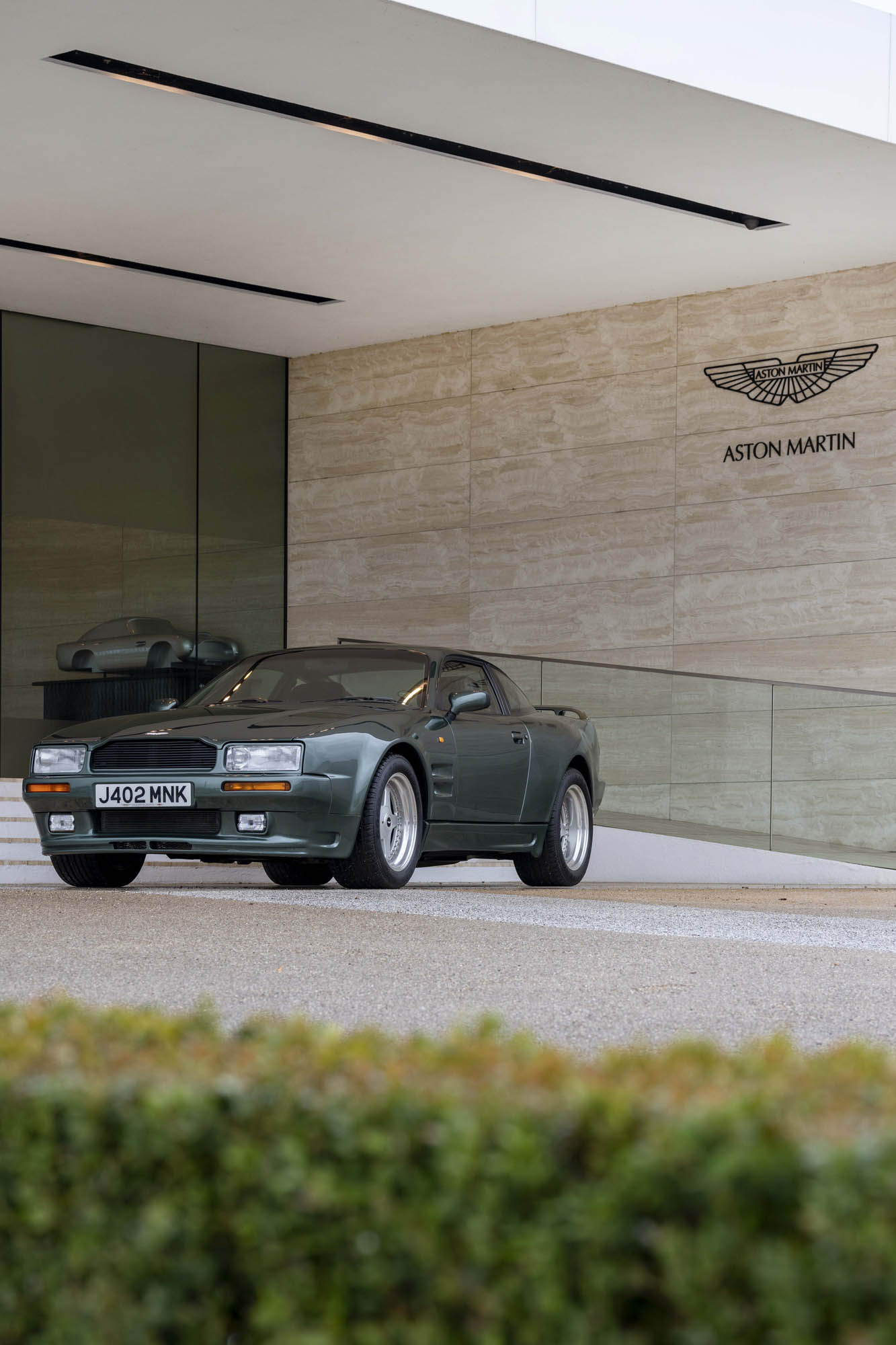 Download 1992 Aston Martin Virage 6.3 - Front HD Phone Wallpaper 1333x2000 #12