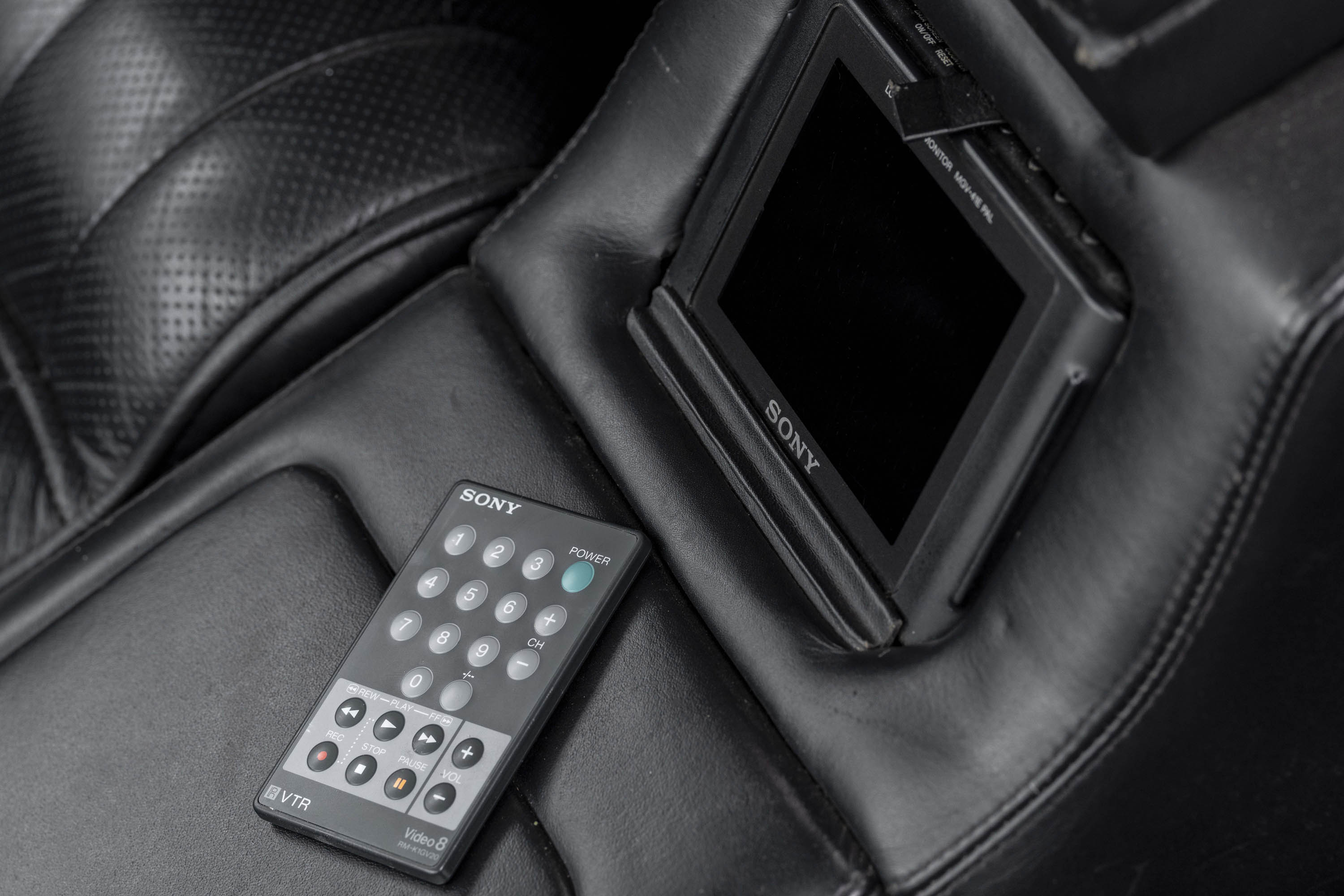 Download 1992 Aston Martin Virage 6.3 - Interior, Detail HD Wallpaper 3000x2000 #56