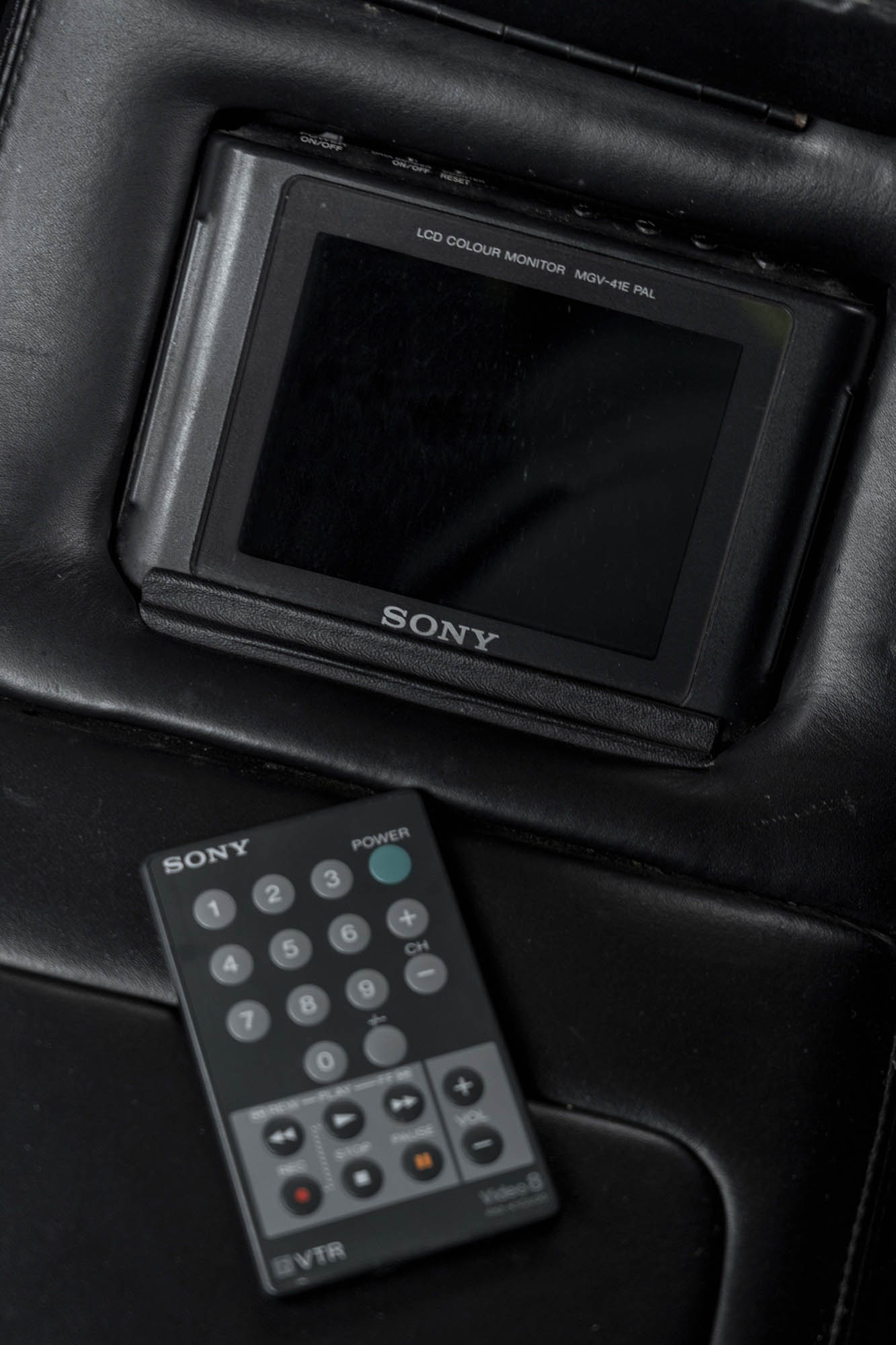 Download 1992 Aston Martin Virage 6.3 - Interior, Detail HD Phone Wallpaper 1333x2000 #55